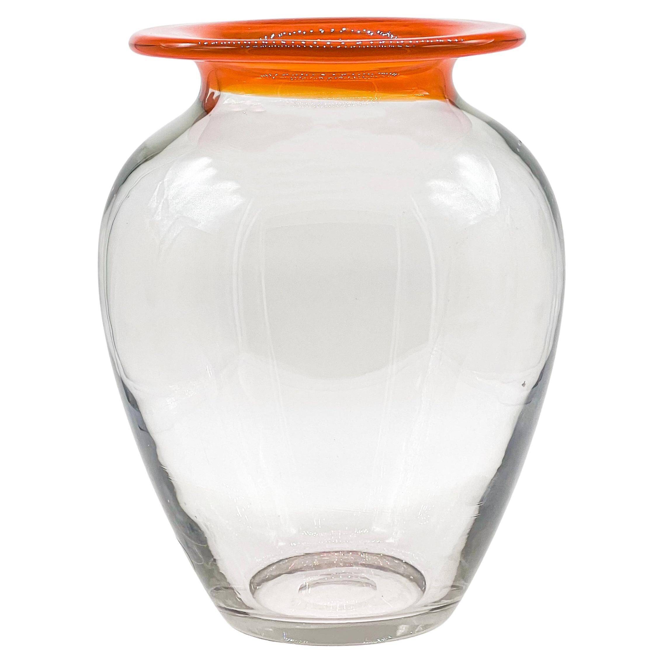 Grand vase en verre des années 1980, transparent avec accent orange, pièce décorative, objet de collection.
