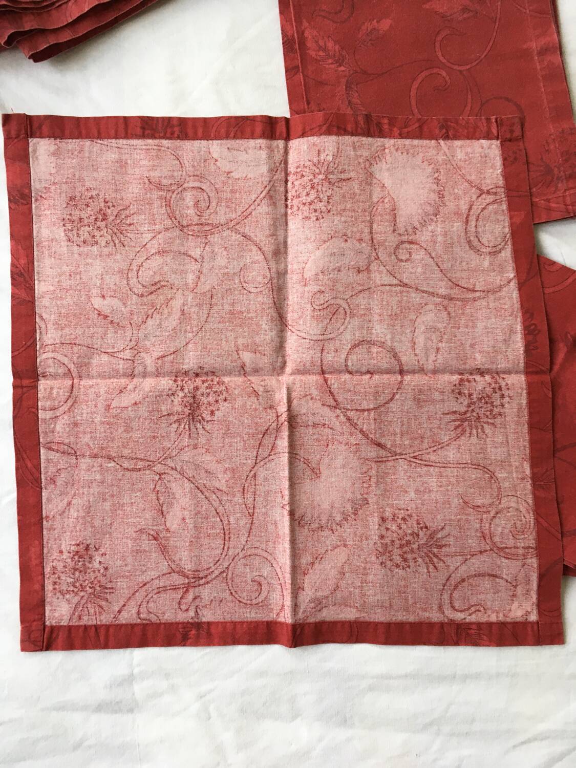 Large red tablecloth for 8 places and napkins