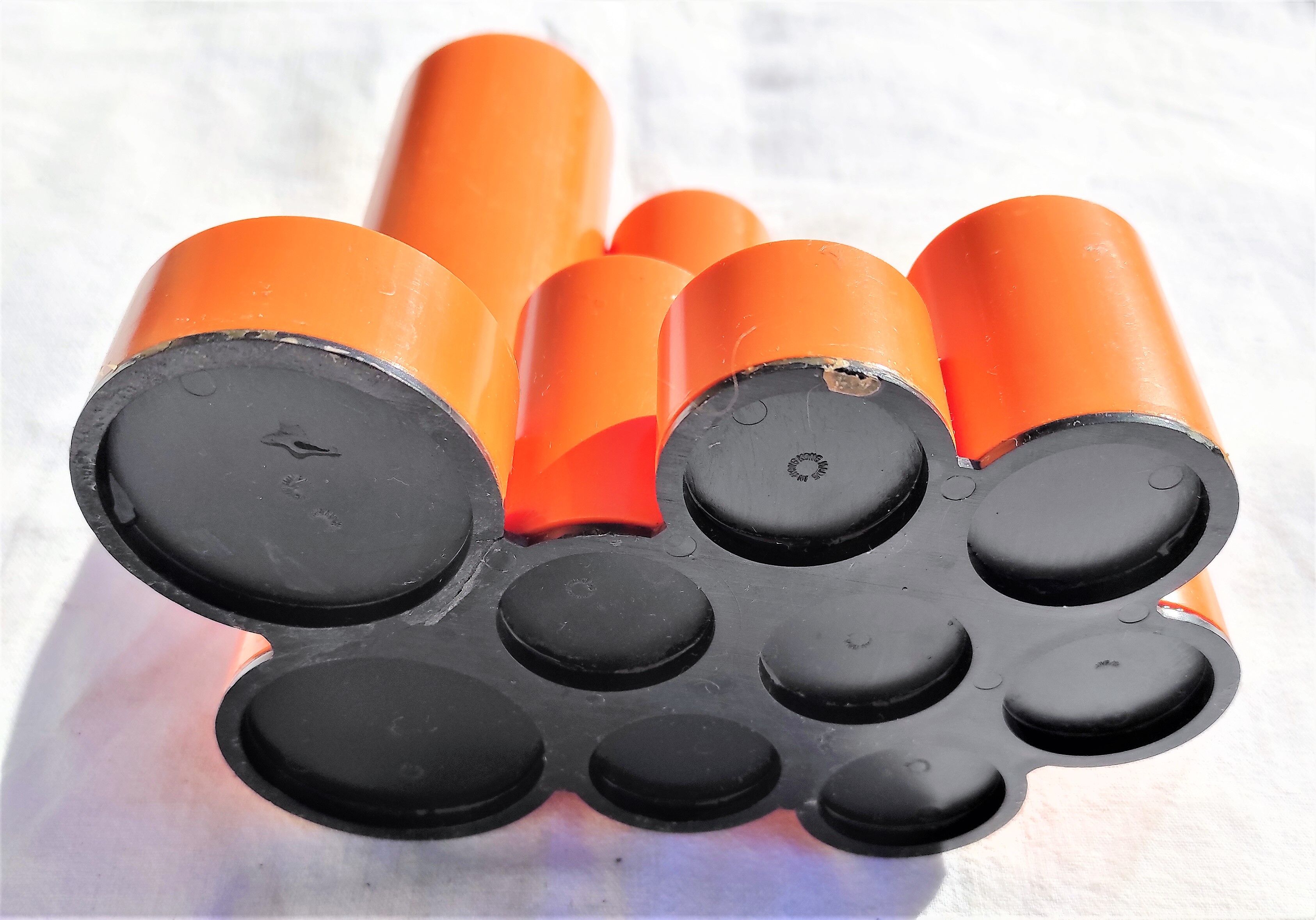 Pot à crayons orange vers 1970 à 9 compartiments