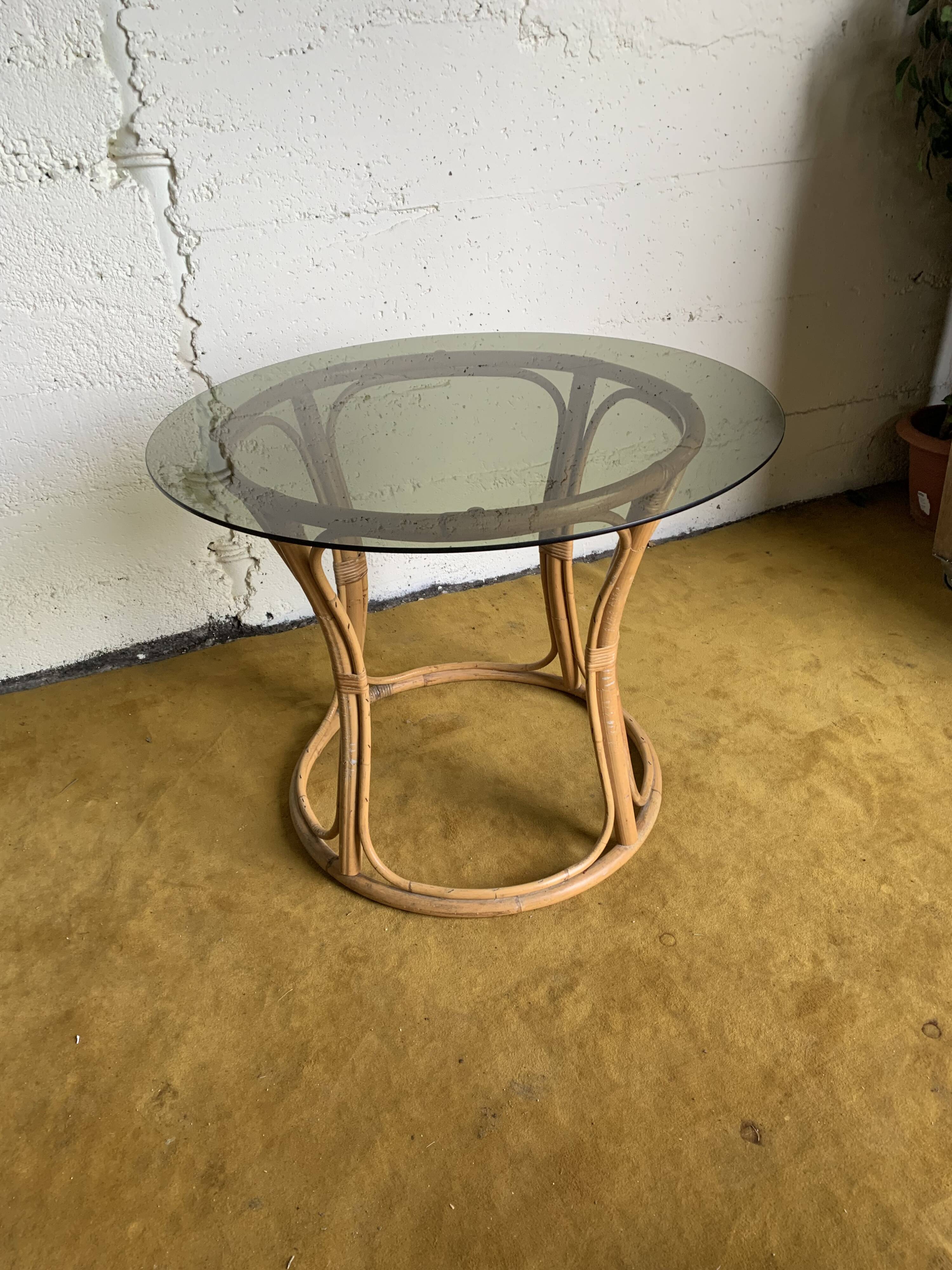 Round dining table with bamboo legs
