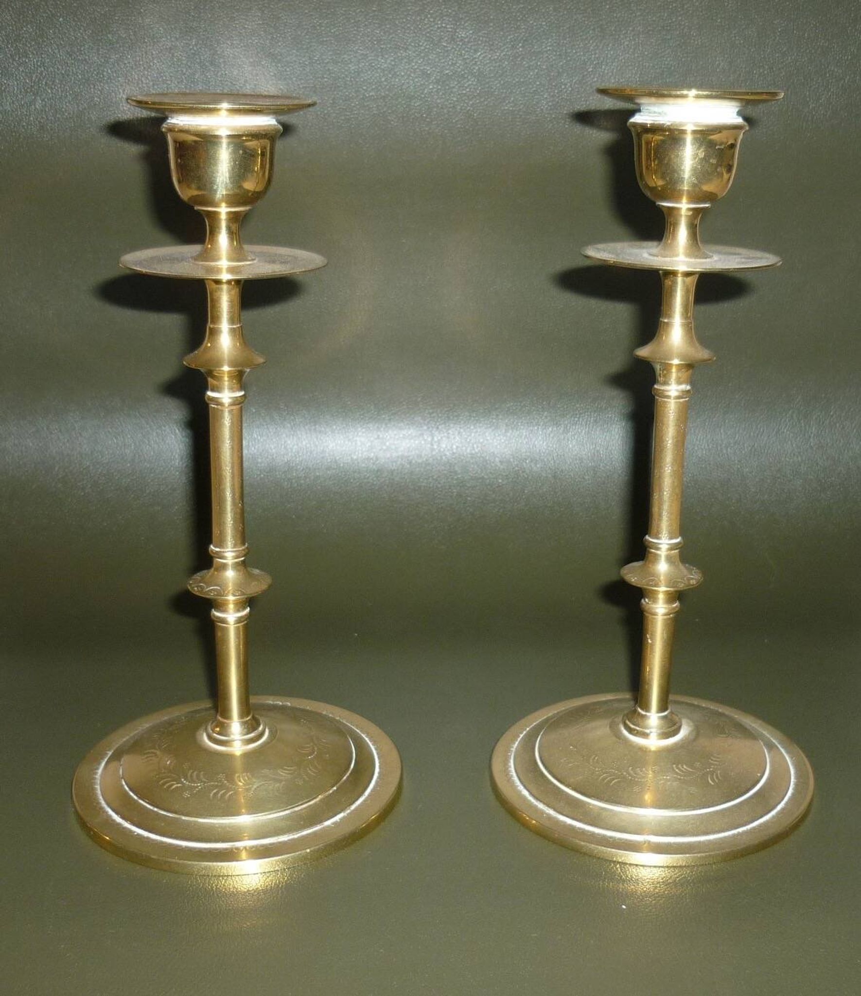 Paire de bougeoirs en laiton doré