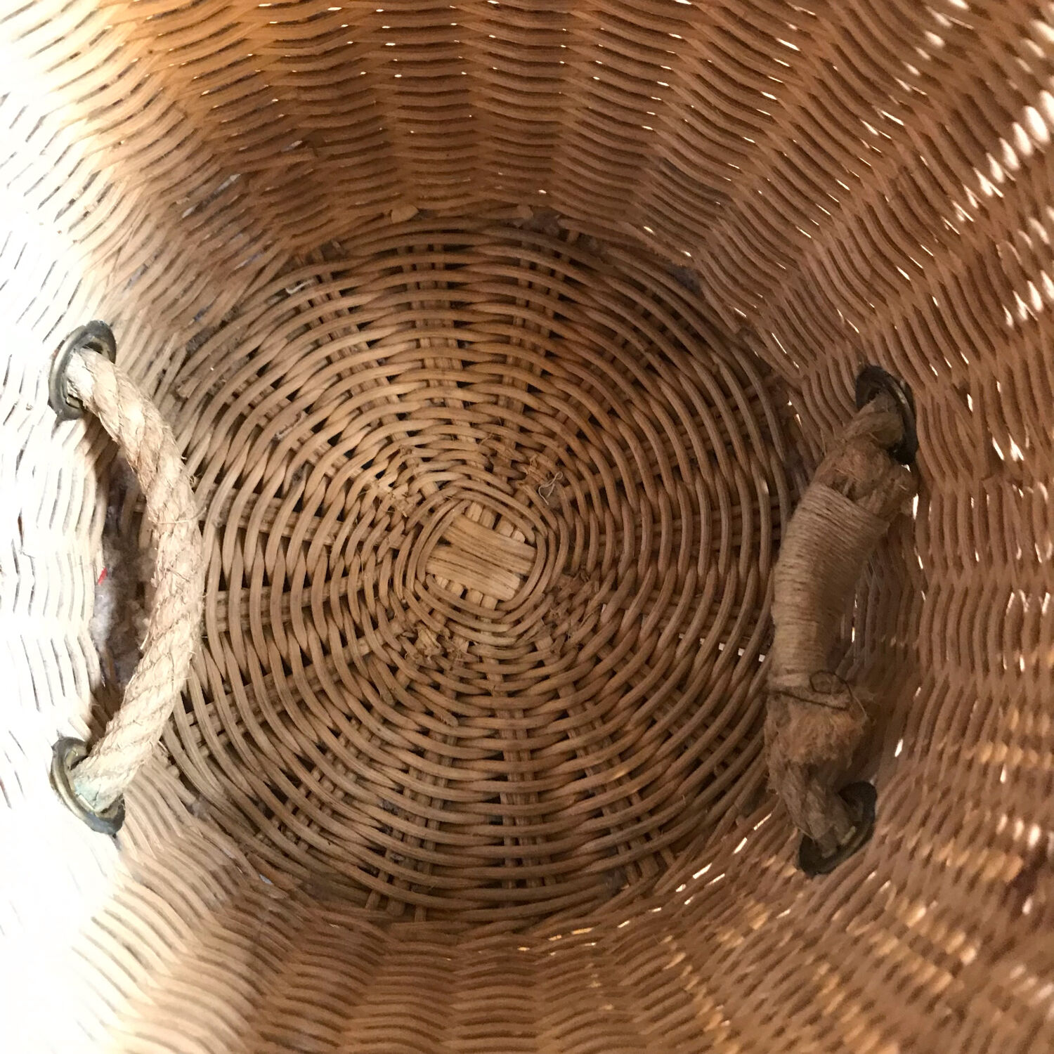 Wicker pan and vintage rope