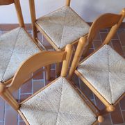 4 chaises en pin massif, assises paillées, dossier chantourné