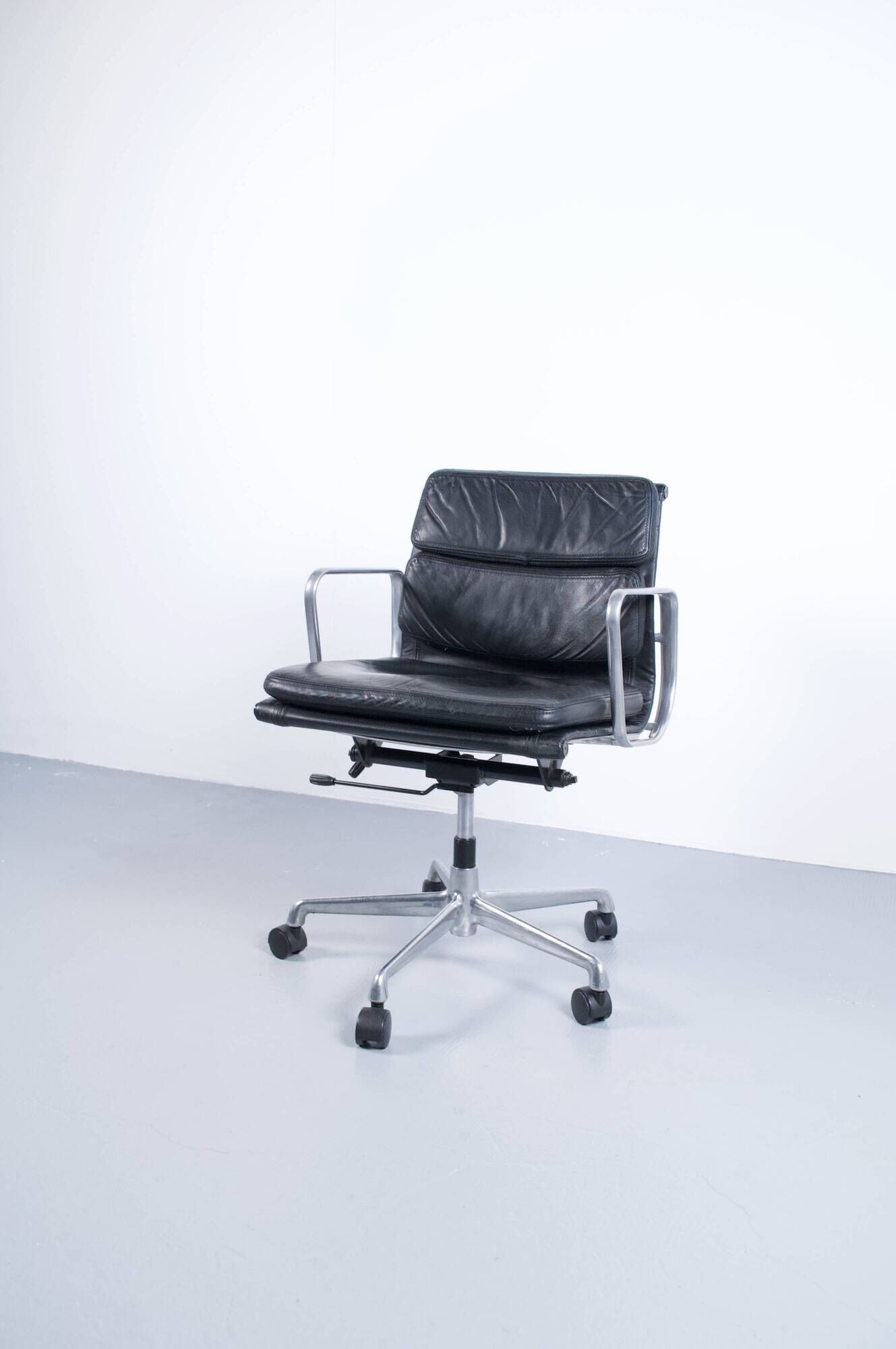 SOFT PAD CHAIR EA 217 EAMES BLACK LEATHER HERMAN MILLER ICF EDITOR 1970s