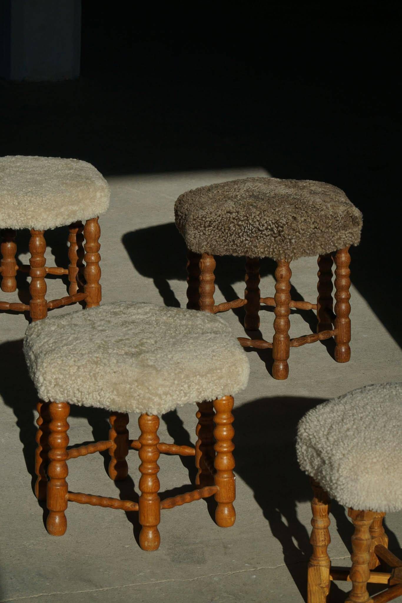 Un tabouret hexagonal en chêne, siège réhabilité en laine d'agneau, design danois des années 1950