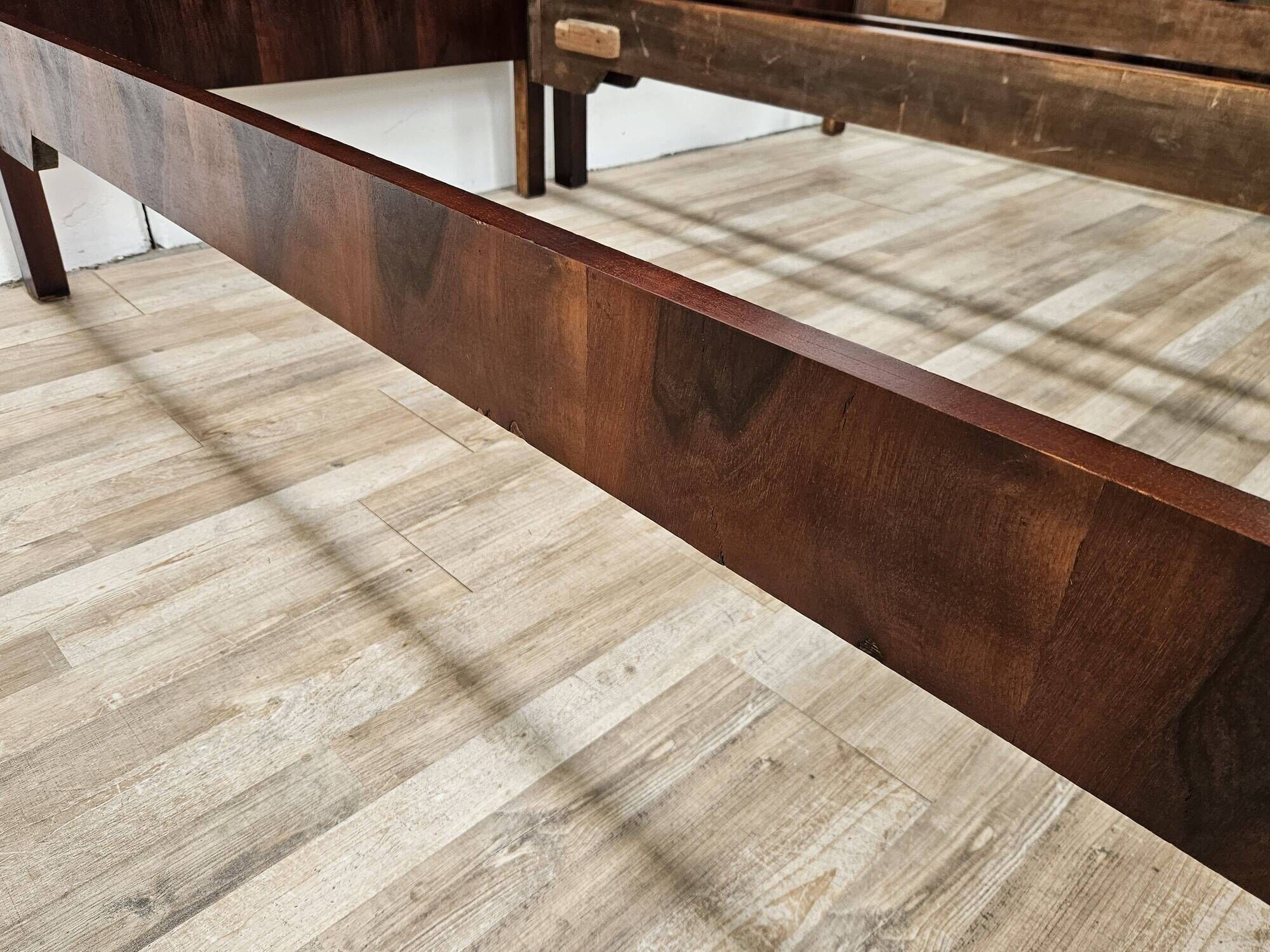 Pair of Art Decò single beds in mahogany and pink maple, 1940