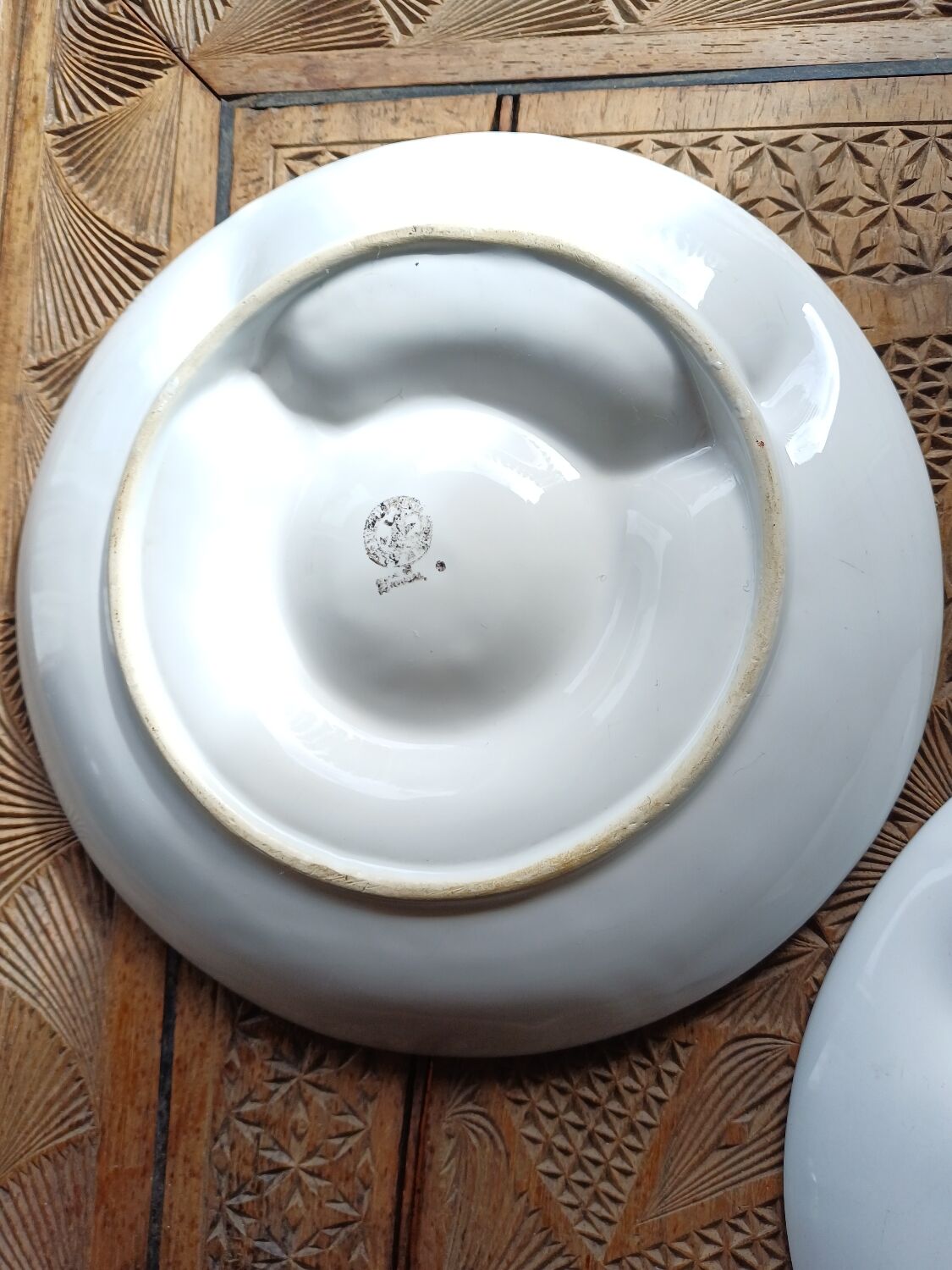 4 barbotine plates with artichoke pattern from Bordallo.