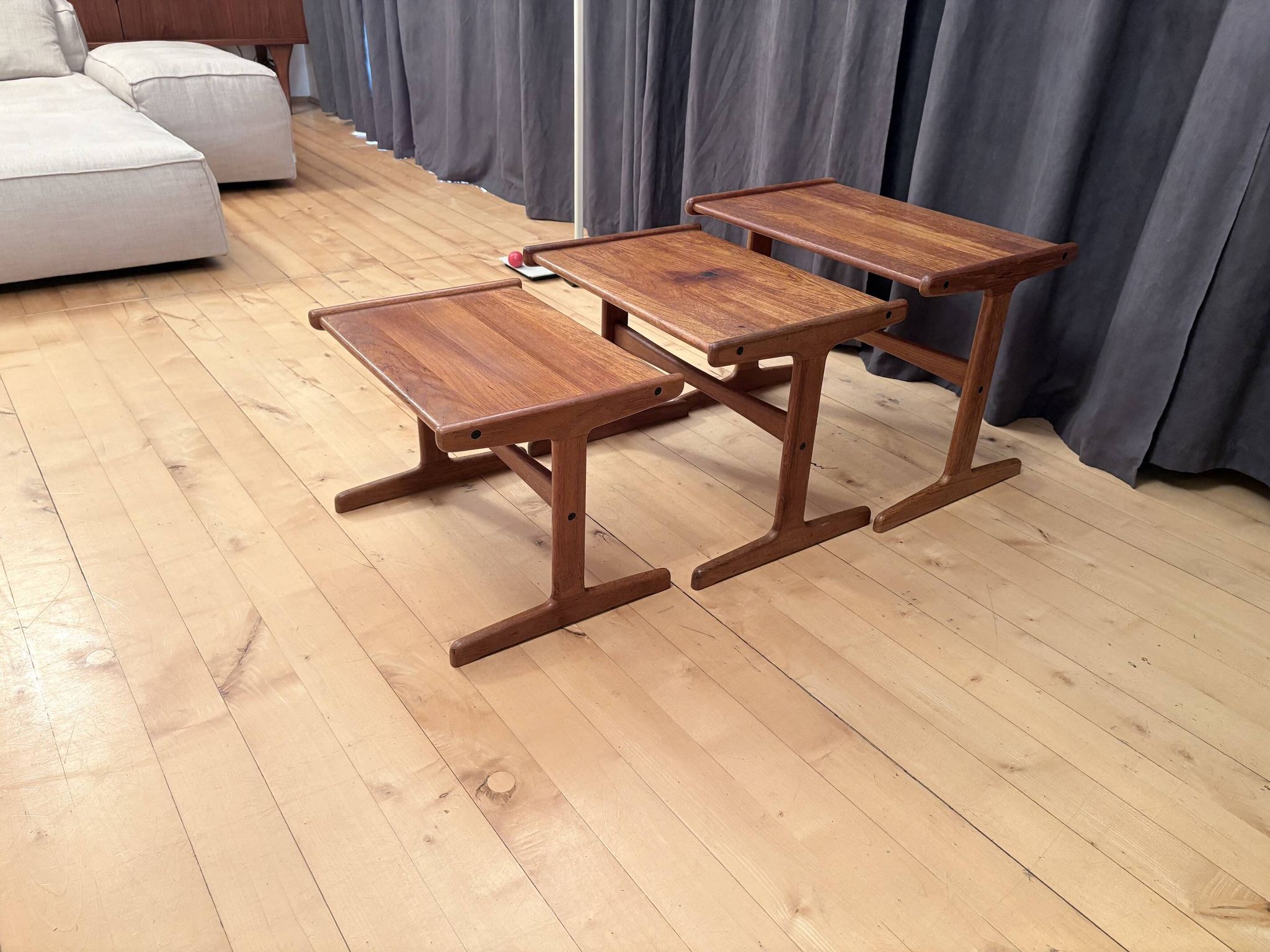 Ensemble de trois tables en teck, Danemark, années 1960.