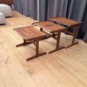 Ensemble de trois tables en teck, Danemark, années 1960.