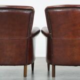 Lot de 2 fauteuils en cuir de mouton correctement finis avec des clous décoratifs