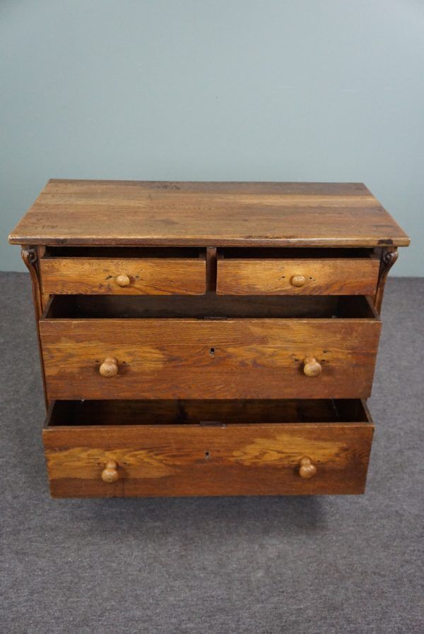 Antique oak chest of drawers with 4 drawers