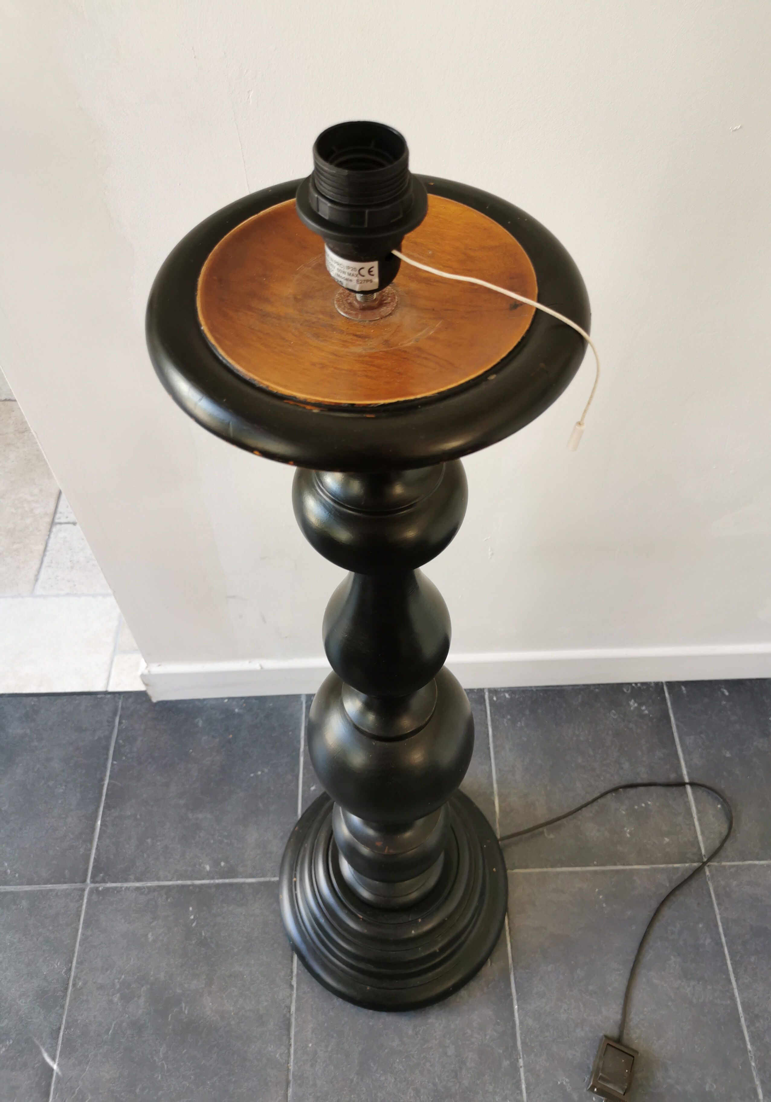 2 solid wooden lampposts