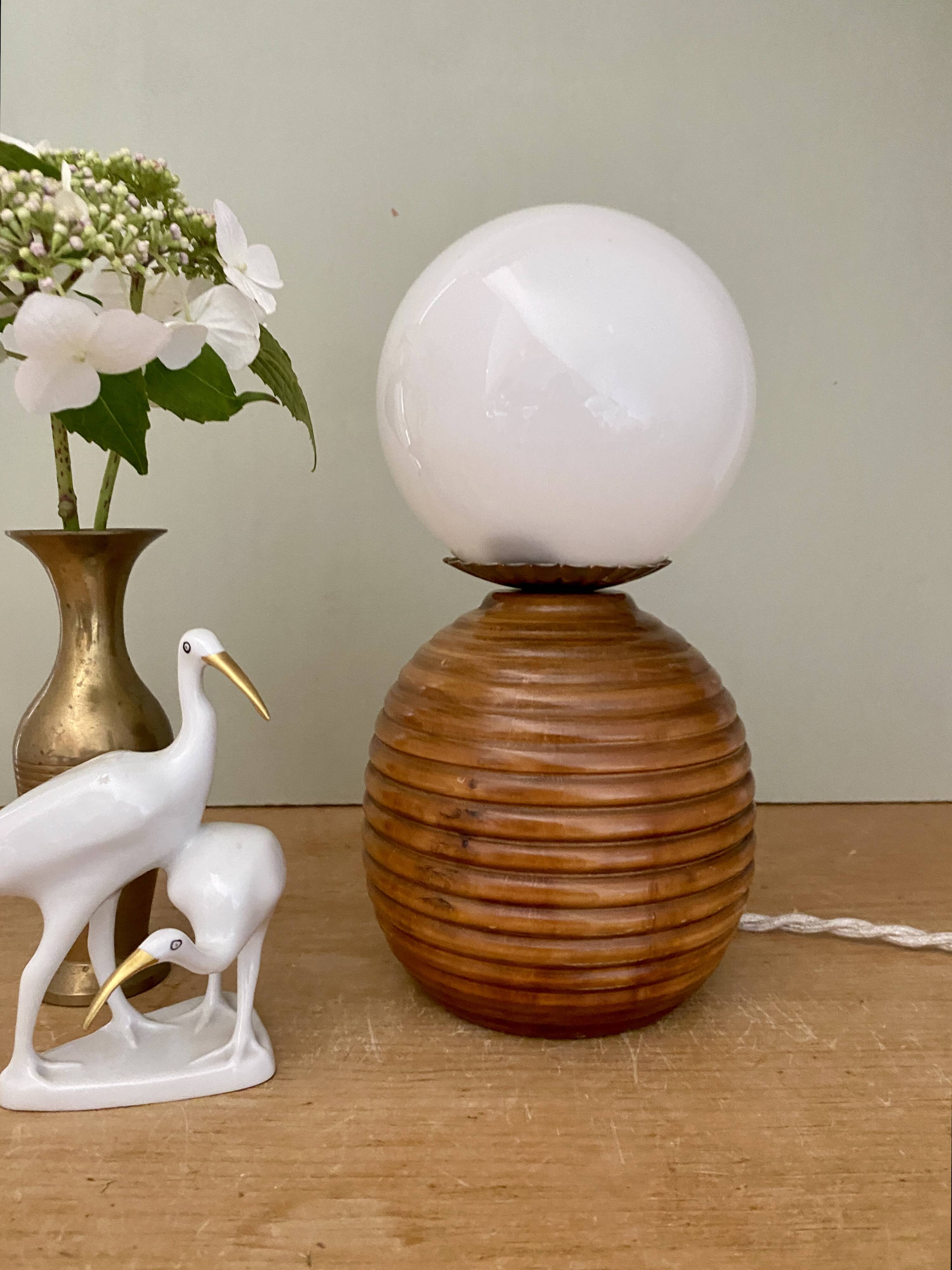 Lampe vintage opaline blanche et bois