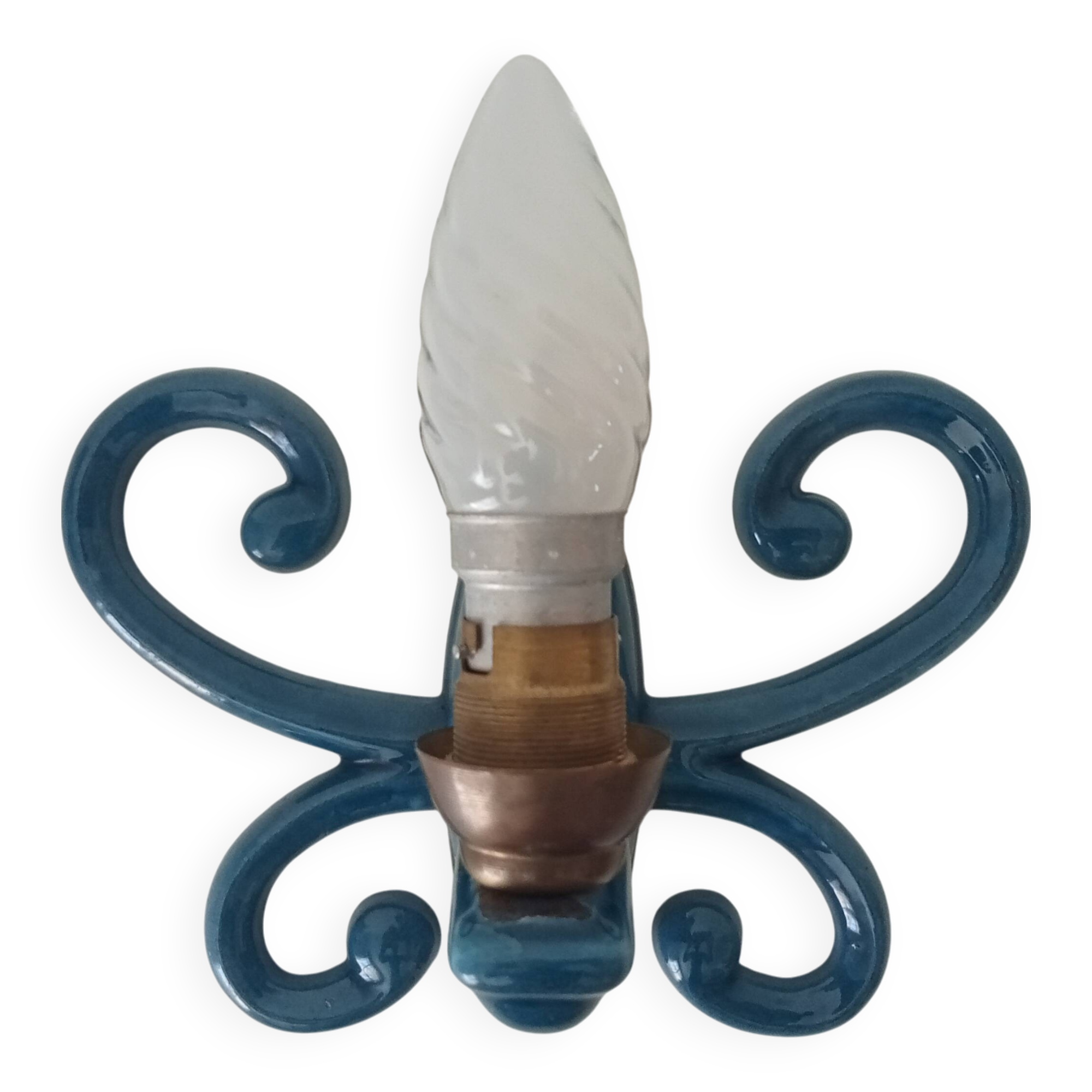 Antique wall light in enamelled cast iron.