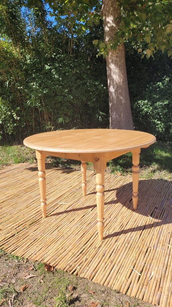 Table ronde rénovée avec 3 rallonges