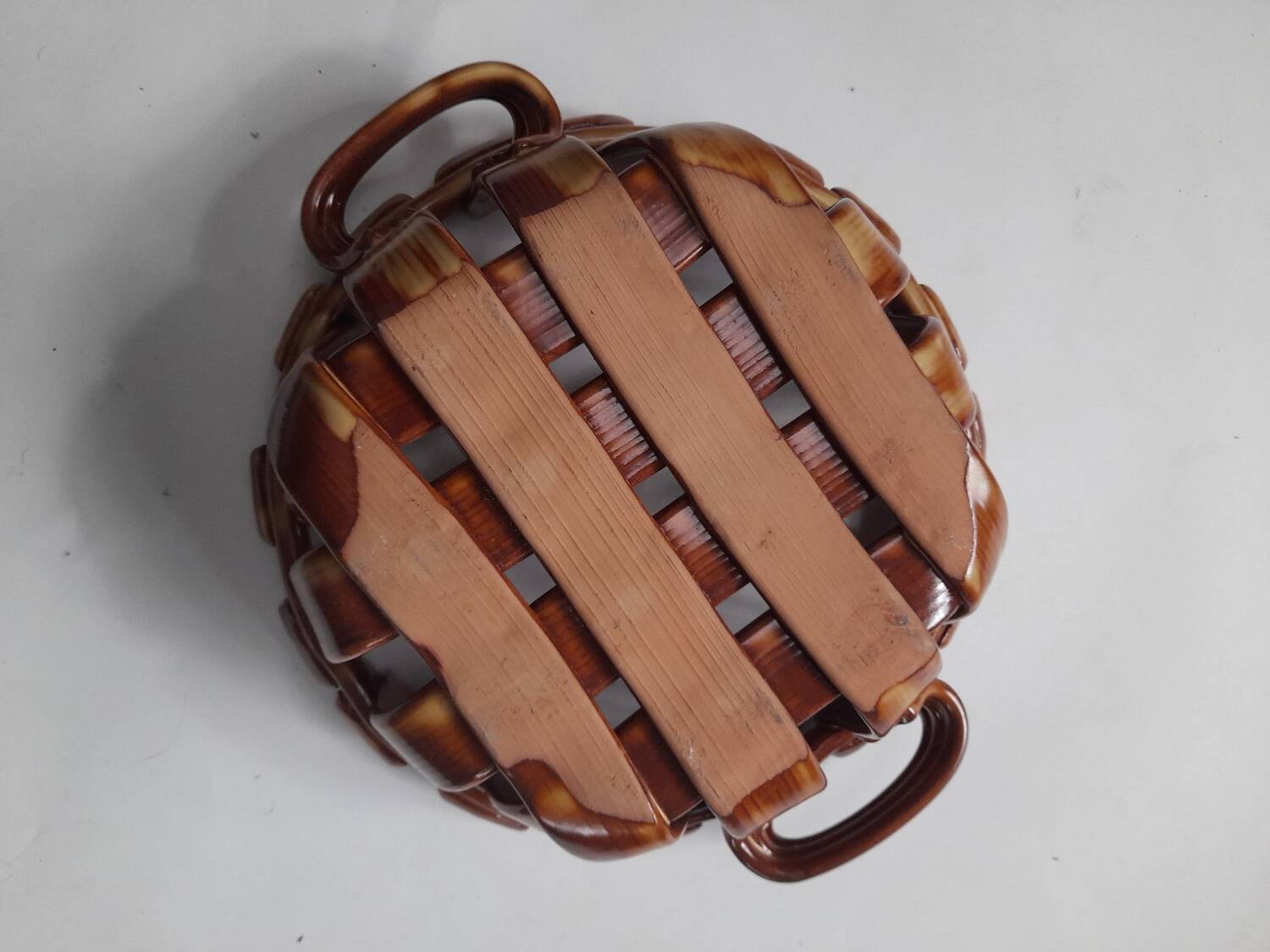 Braided ceramic bowl imitating leather