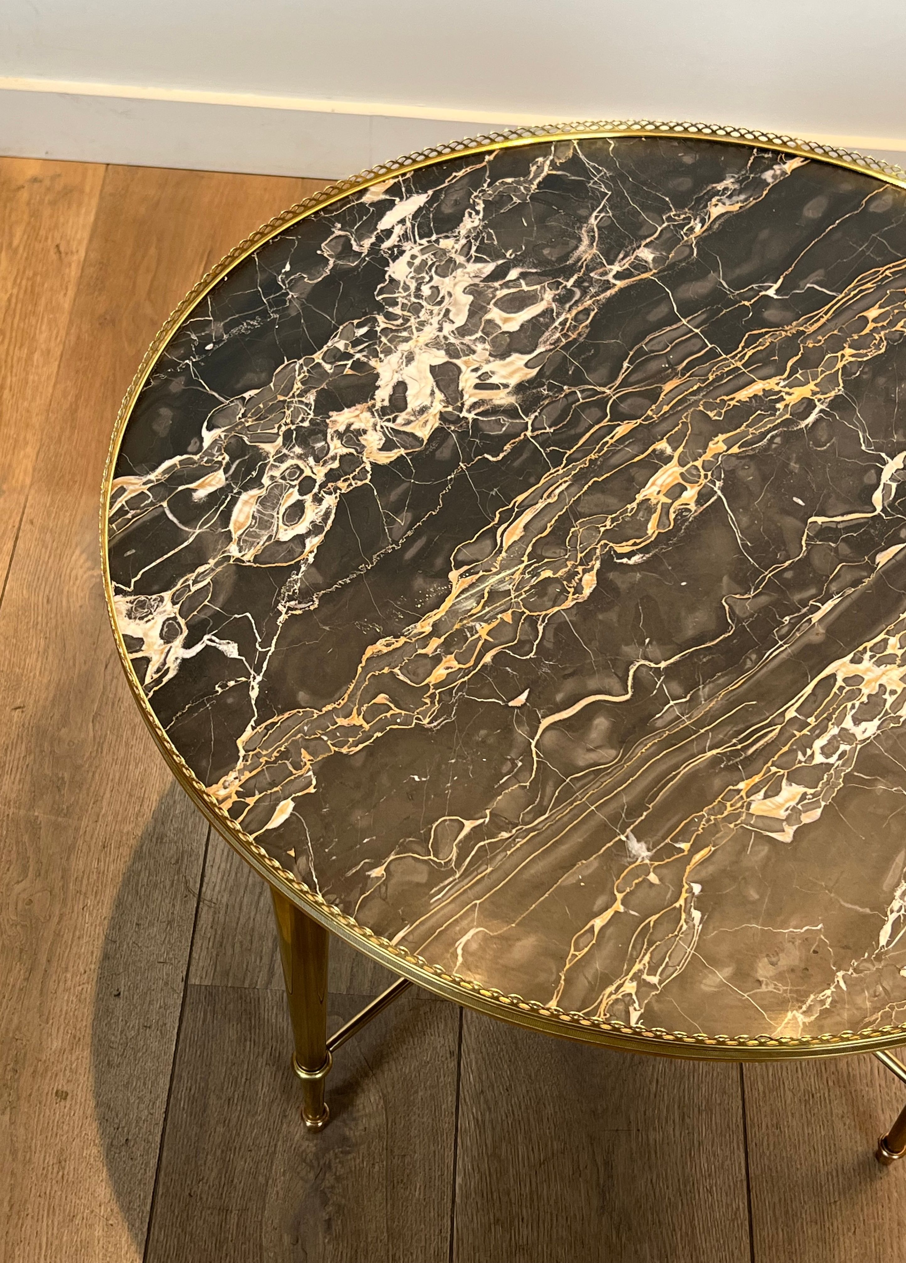 Round coffee table in brass with a marble top from the Ramsay house.