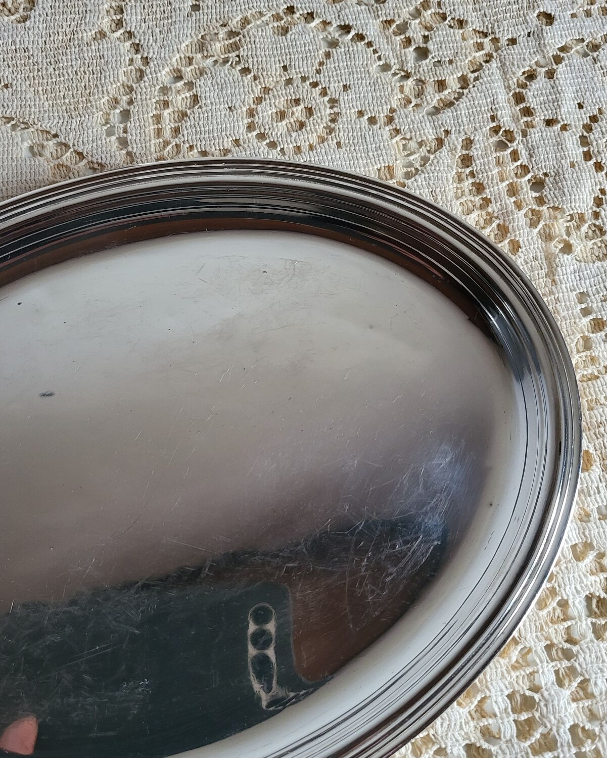 Small oval dish in silver-plated metal