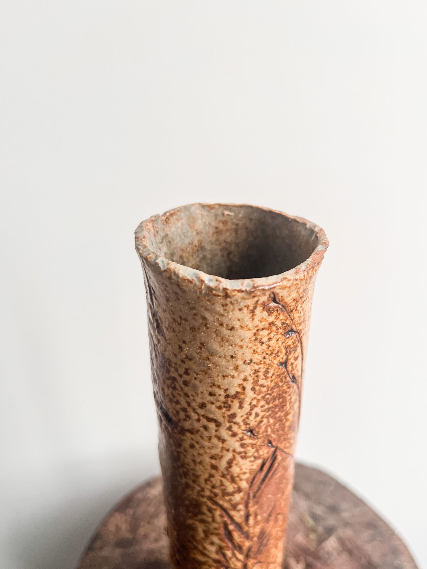 Vase soliflore en grès d'atelier décor épis de blé incisés, années 70