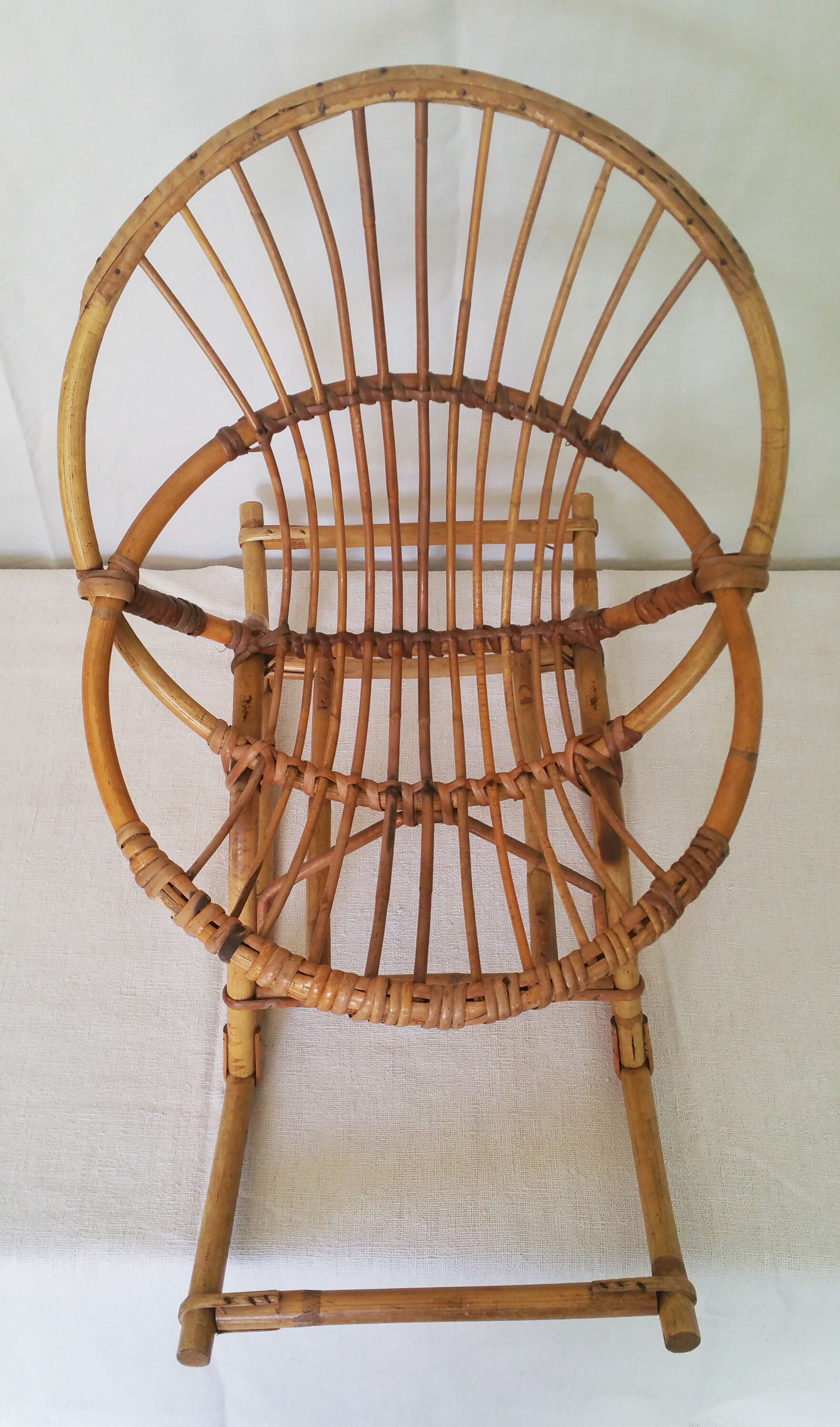 Rocking-chair "shell" in rattan, for children