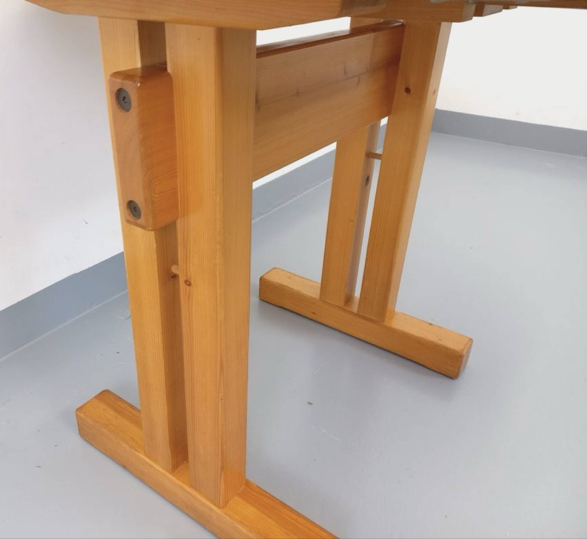 Table à manger ronde Charlotte Perriand les Arcs