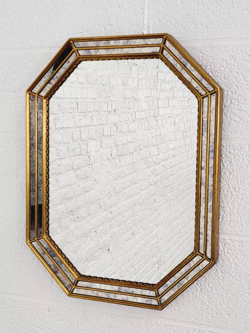 Octagonal mirror in Venetian style with gold-rimmed parecloses