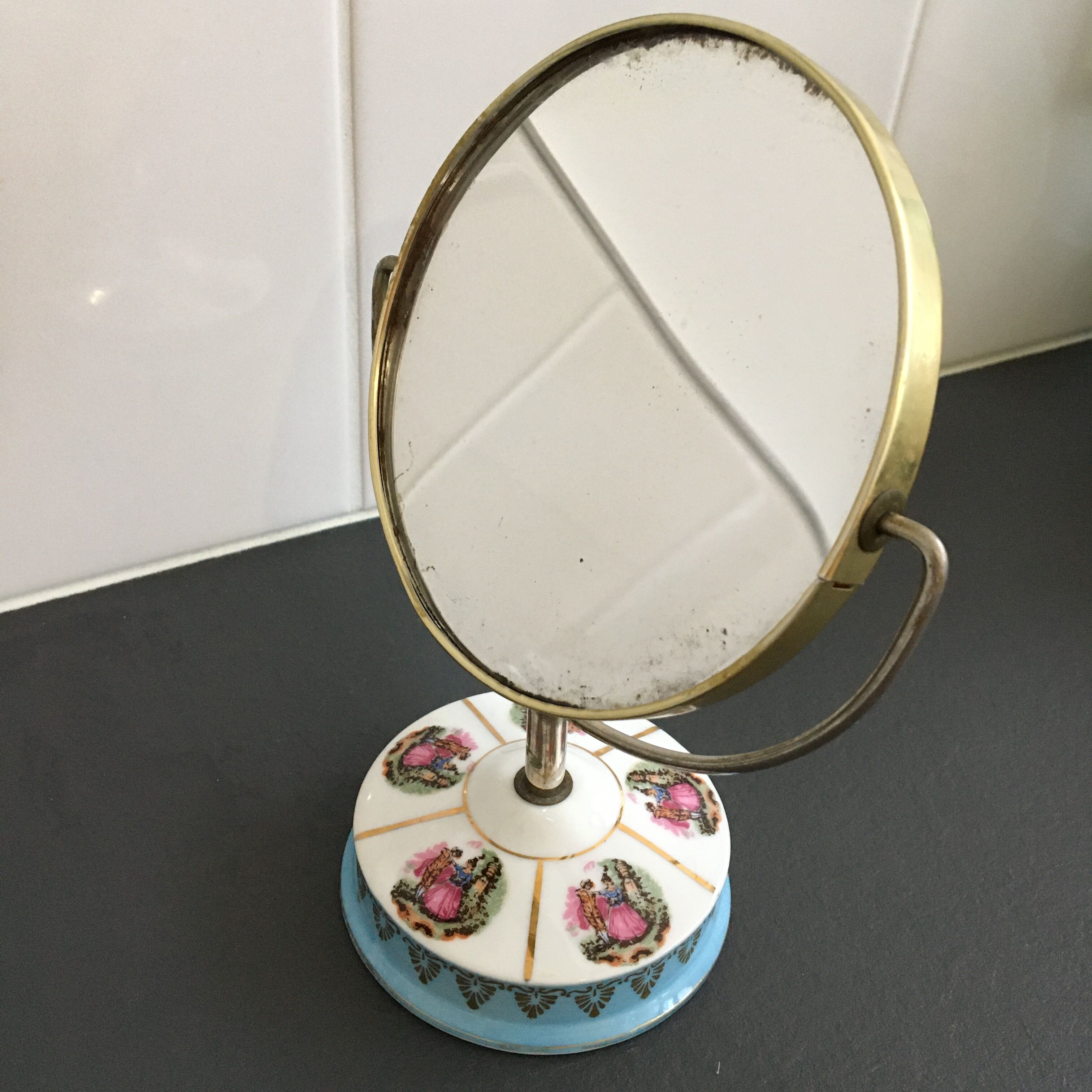 Double round mirror on porcelain foot 15x19cm