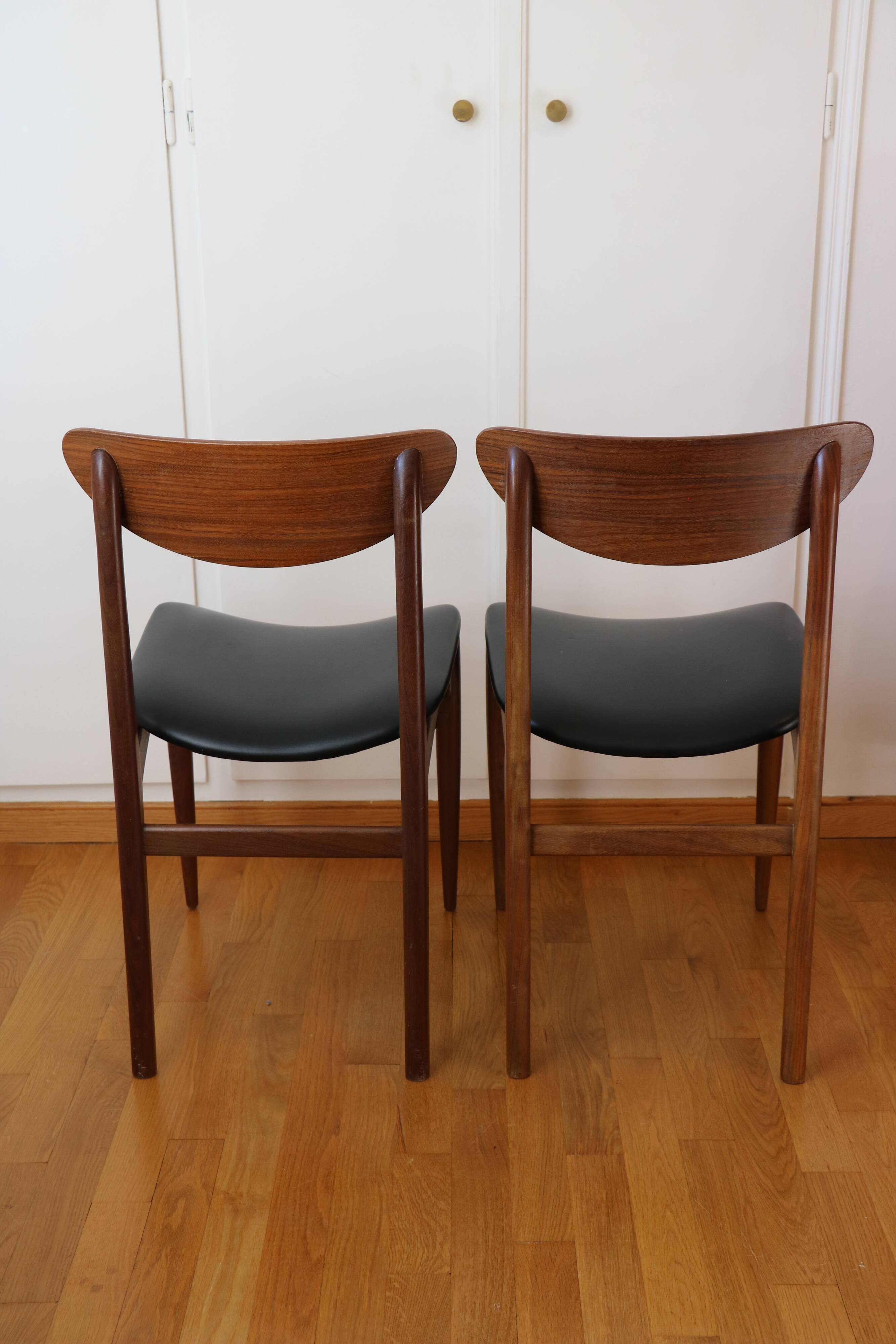 4 Scandinavian chairs in solid wood and black imitation leather