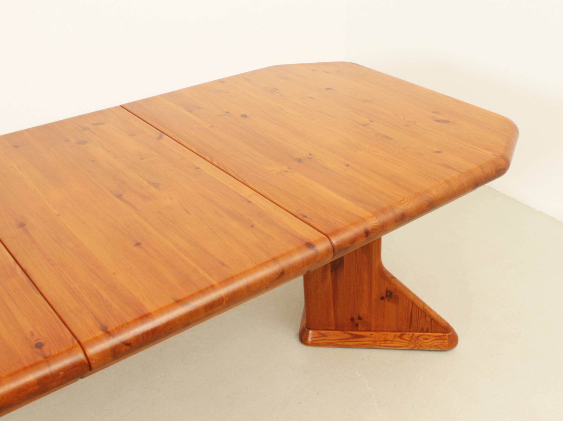 Large extendable Danish dining table in solid pine, 1970s.