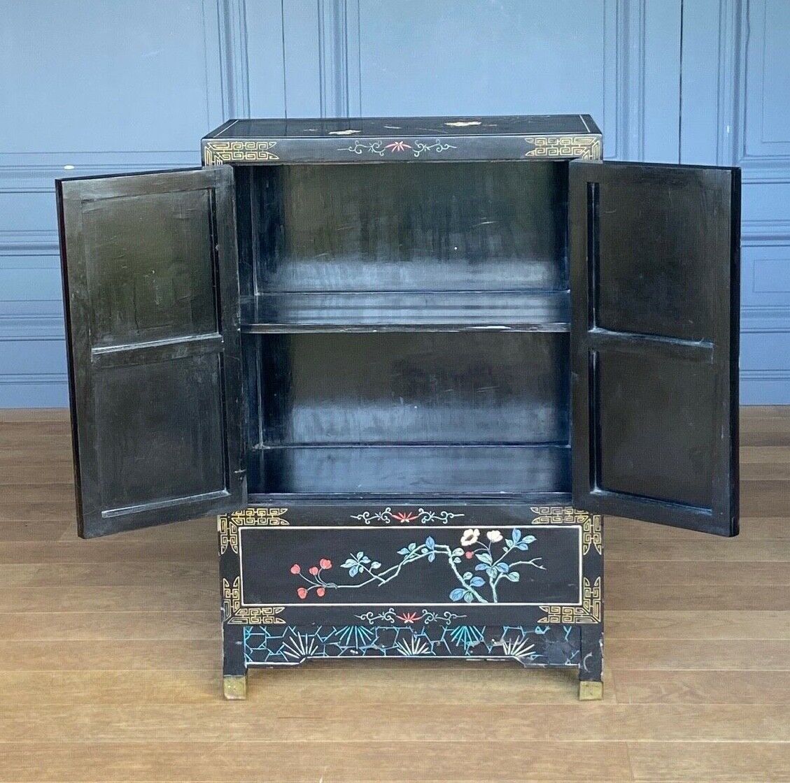 Lacquer furniture china 1960 two doors decor birds and floral black background