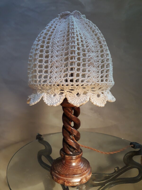 Lampe  bois massif tourner  et abat jour coton au crochet 1960/70