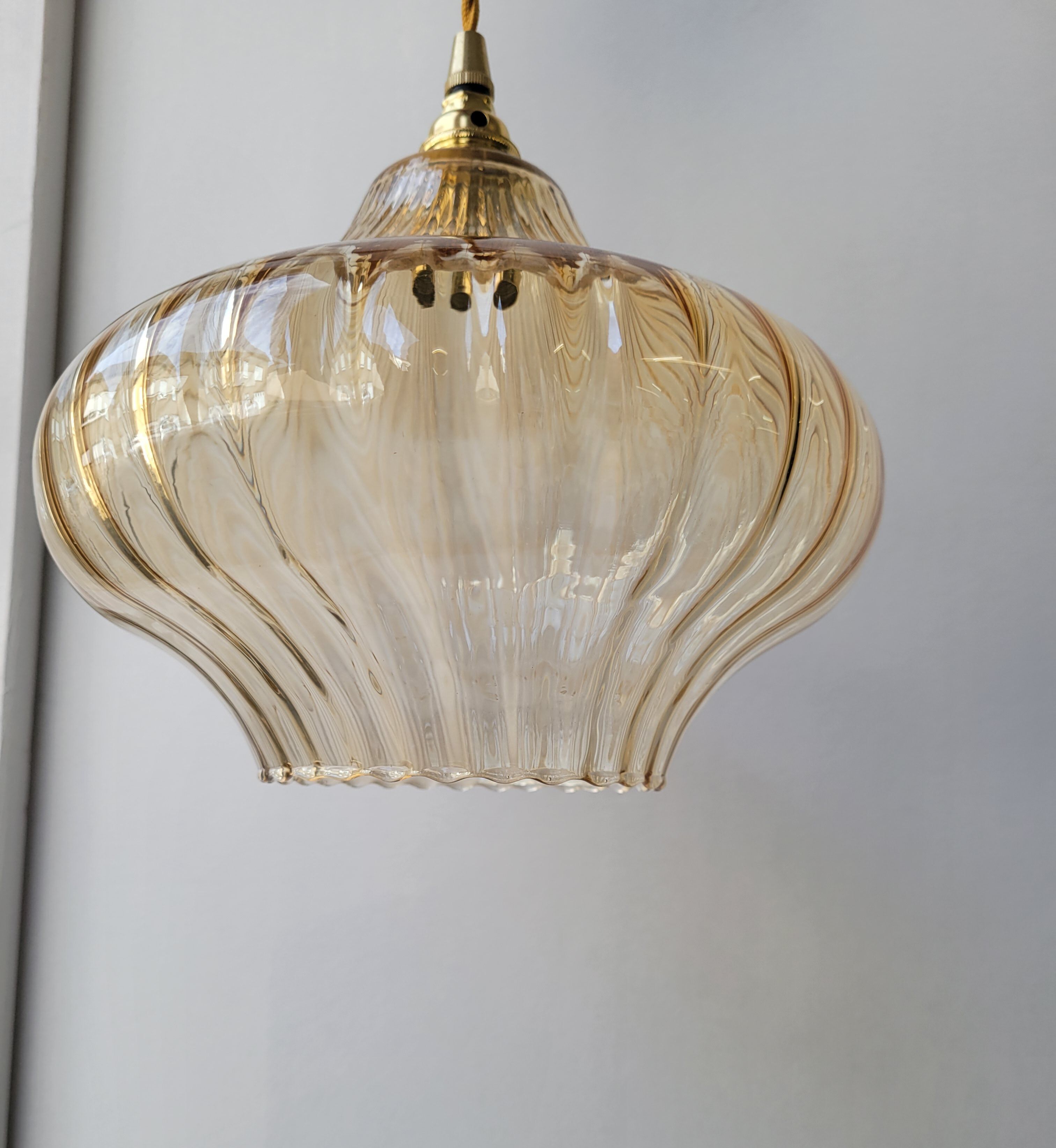 Suspension en verre strié ambré