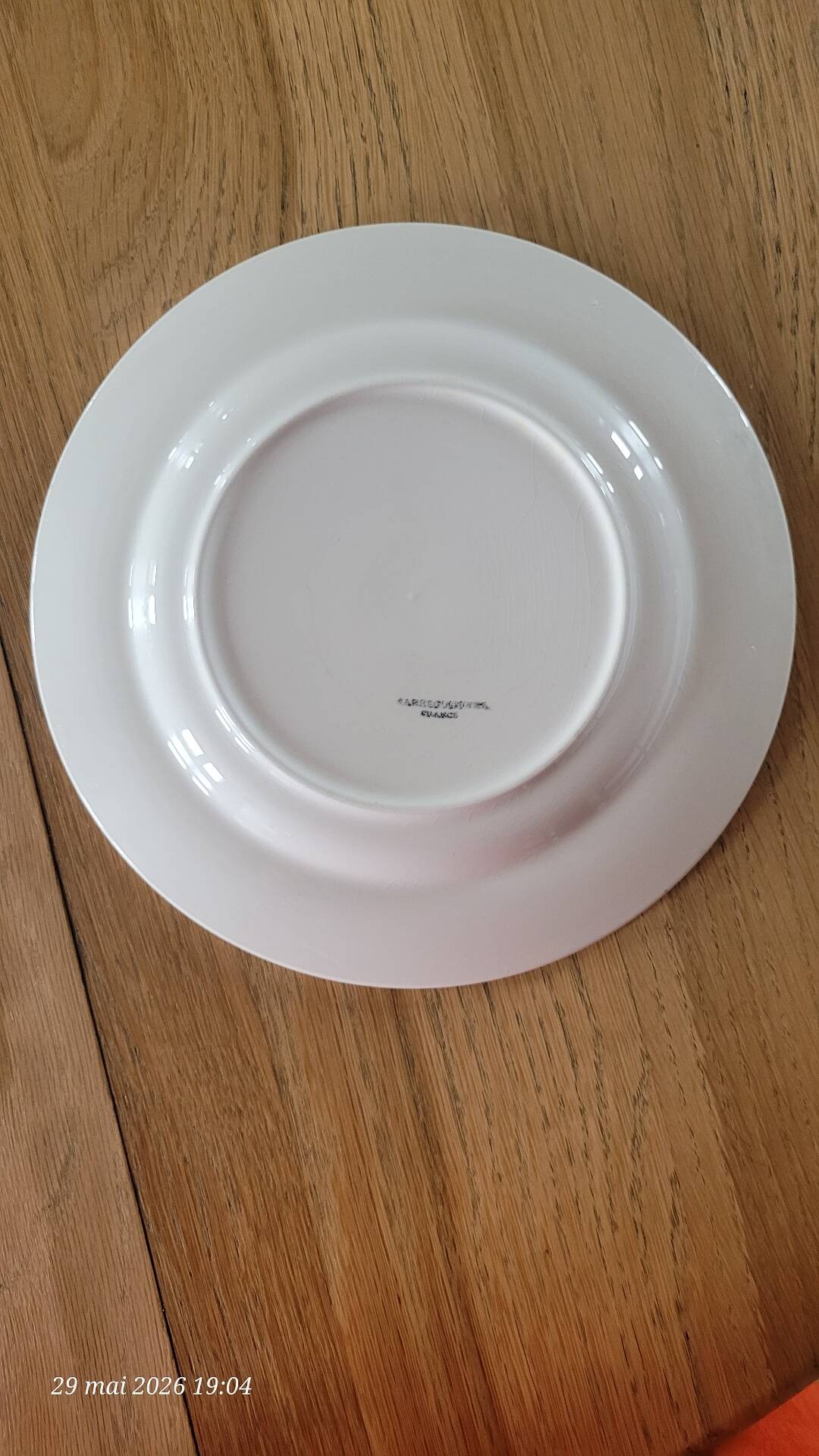 Une assiette plate Sarreguemines jaune et blanc