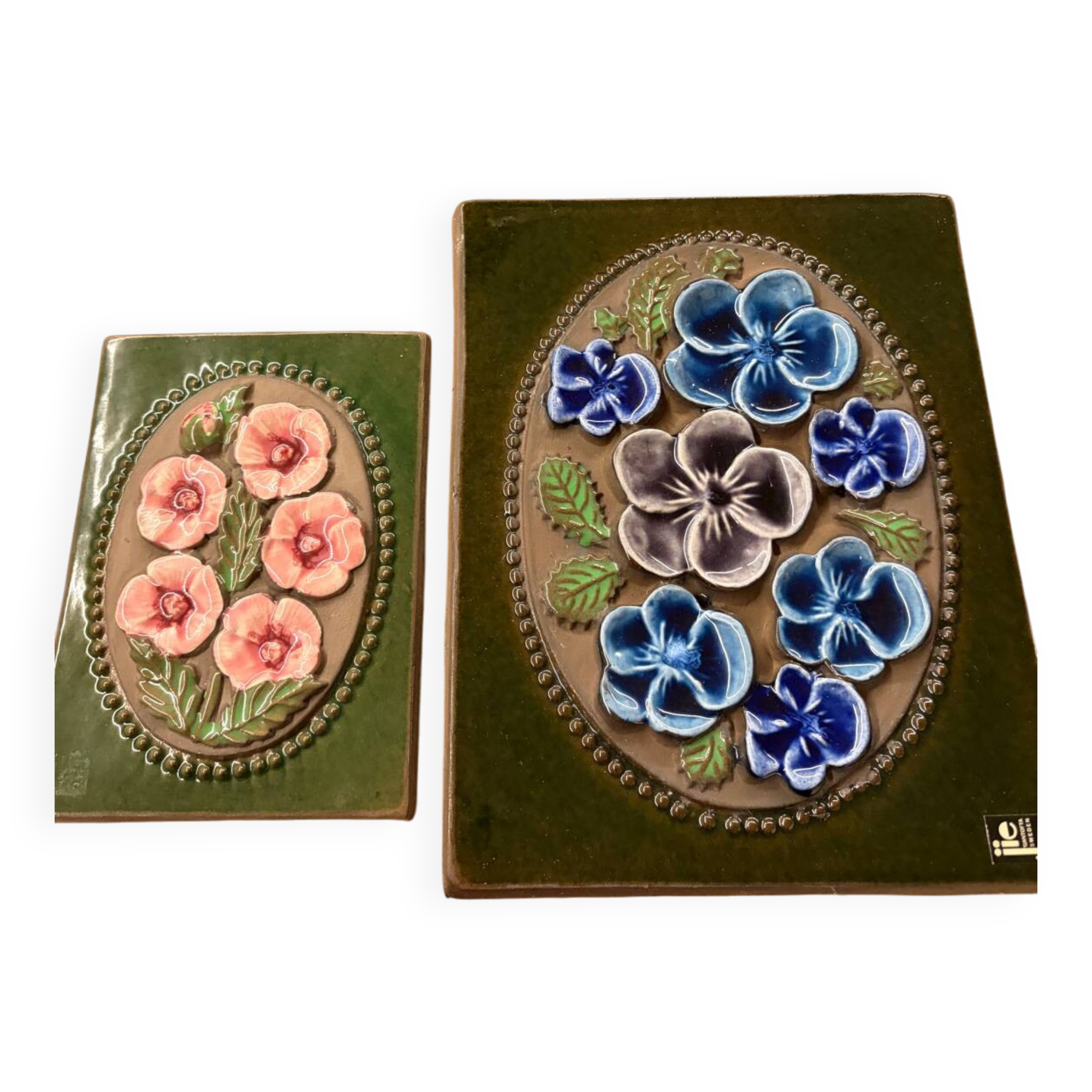 For sale: a set of 2 decorative plates by Jie Gantofta.