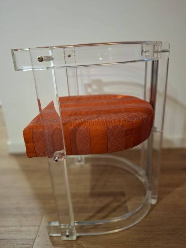 Ensemble de 6 chaises en acrylique et chrome, Italie, années 1970.