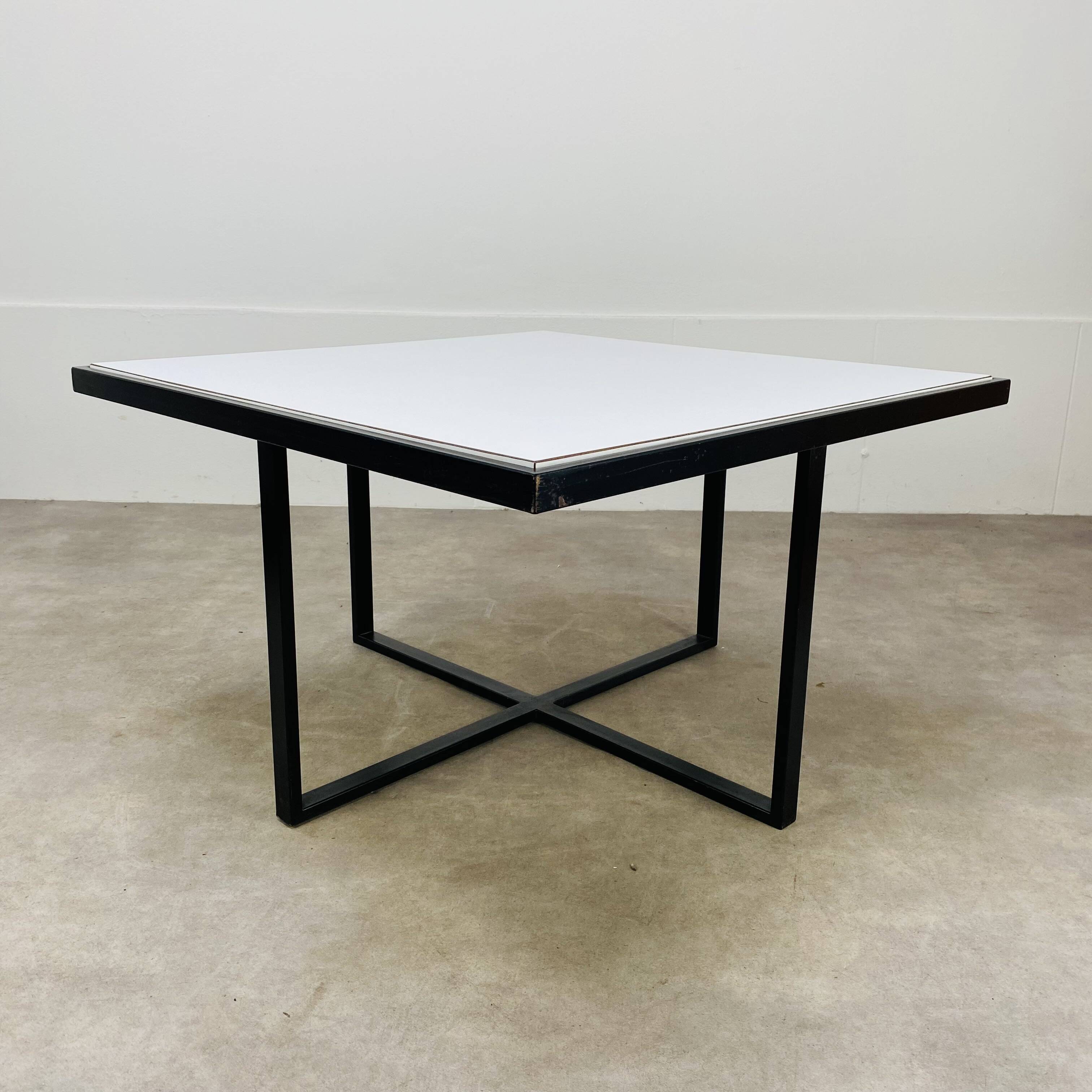 Table basse design vintage mélaminé et métal