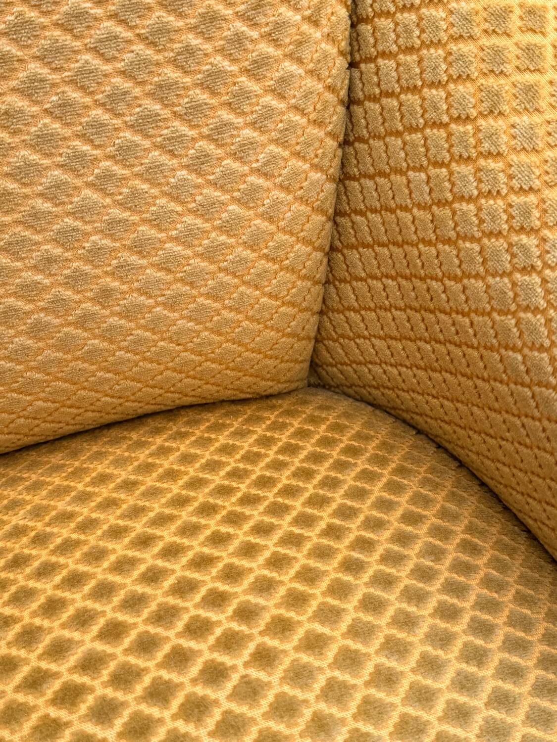 Fauteuil crapaud vintage jaune moutarde velours floqué