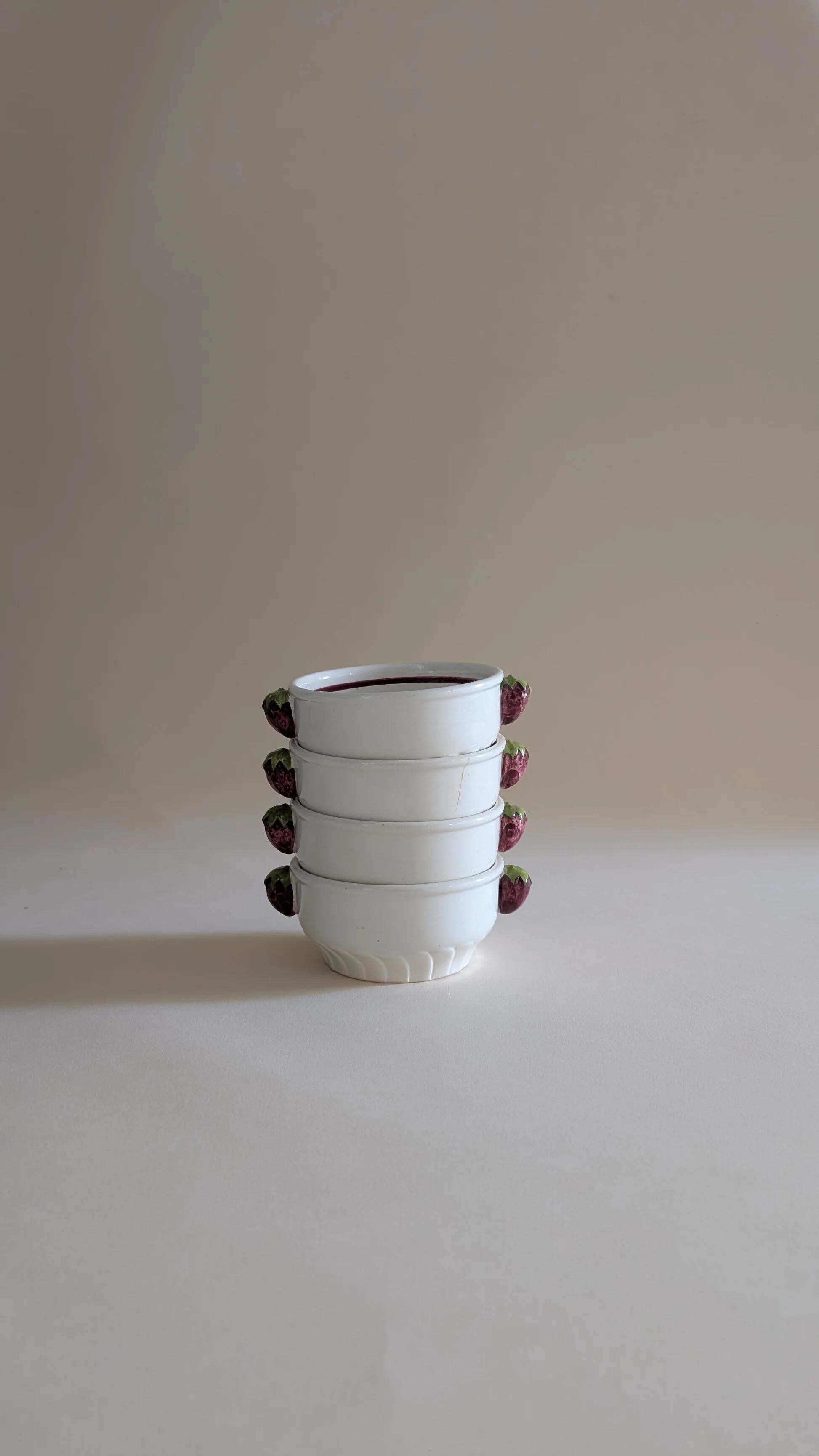 Set of 4 ceramic bowls with strawberry-shaped handles
