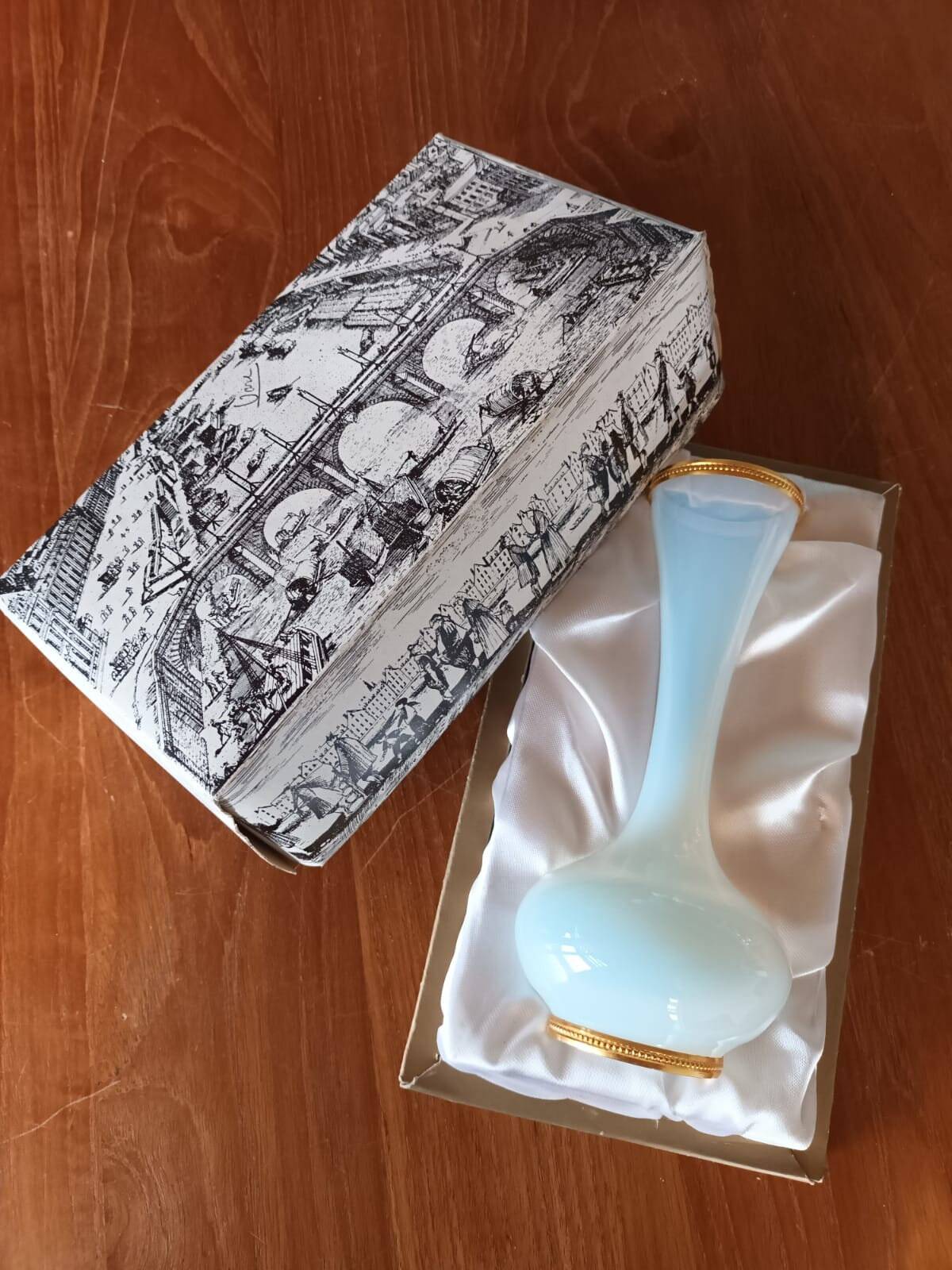 Single flower vase in opaline