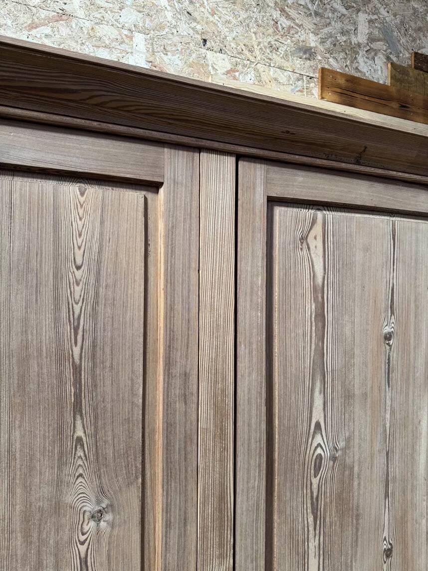 Large workshop wardrobe in pitch pine - Early 20th century