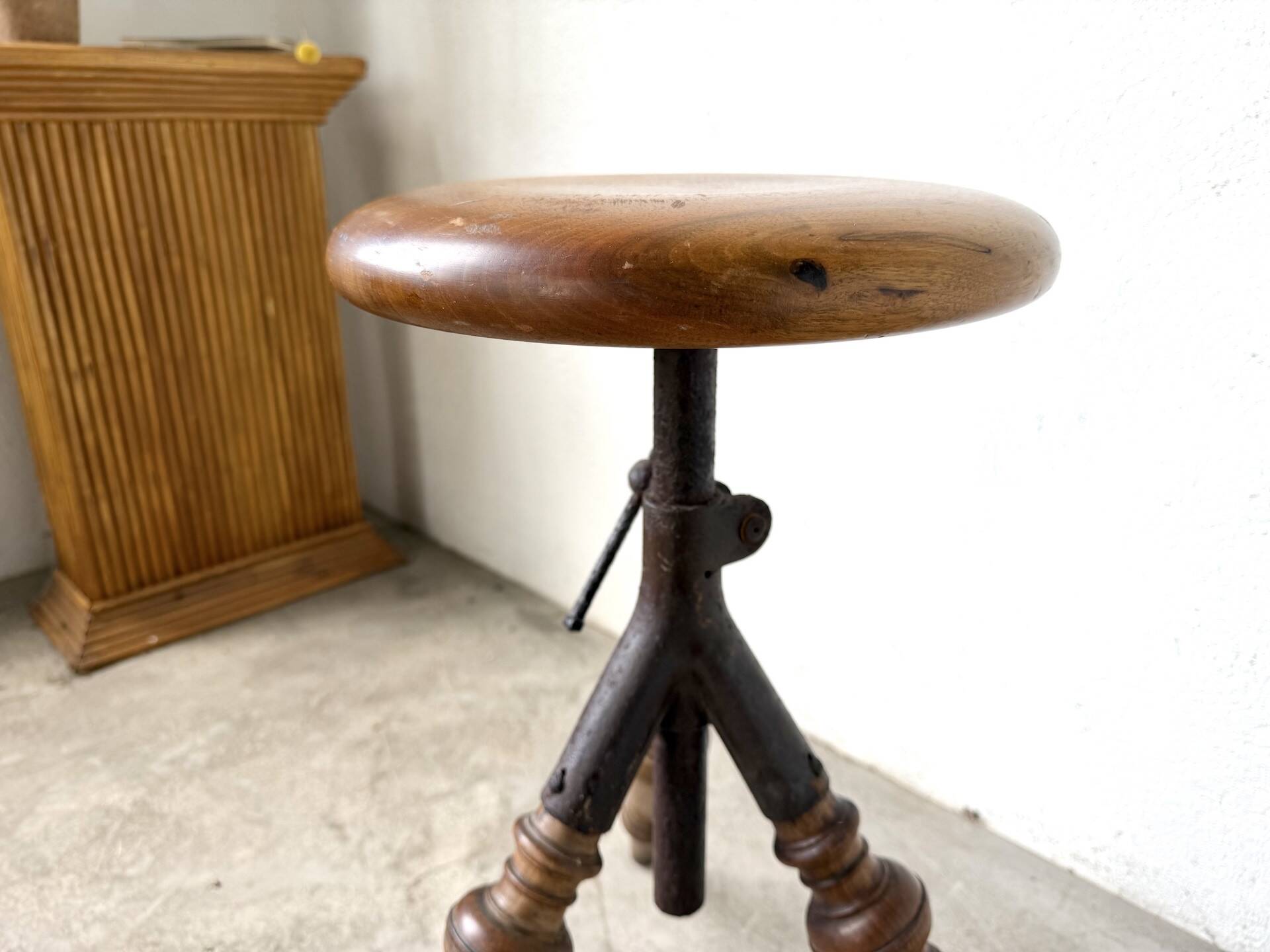 Tripod workshop stool in turned wood and cast iron — circa 1900