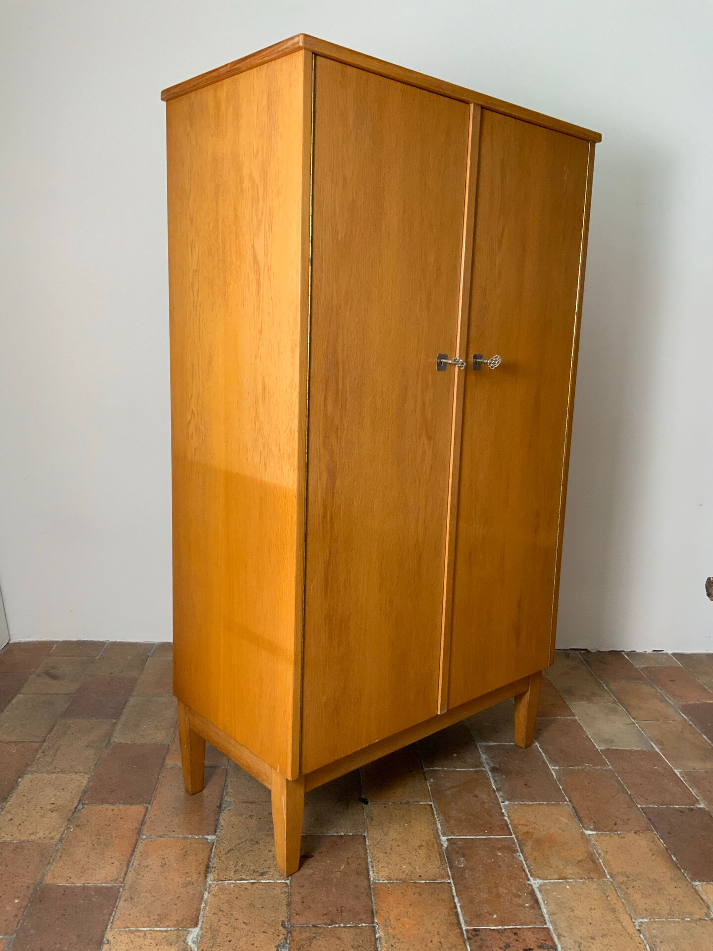 Armoire vintage