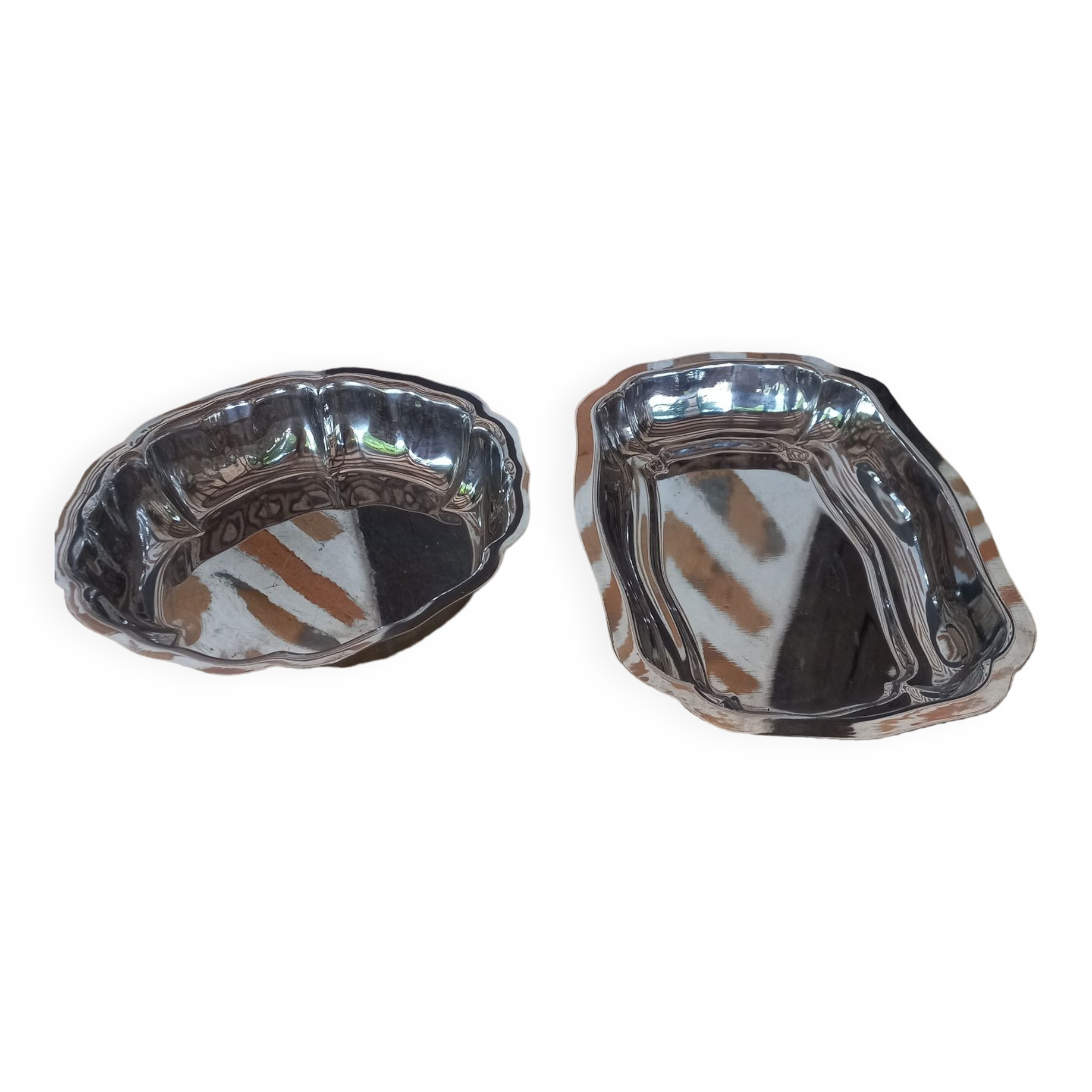 Set of 2 stainless steel hollow dishes