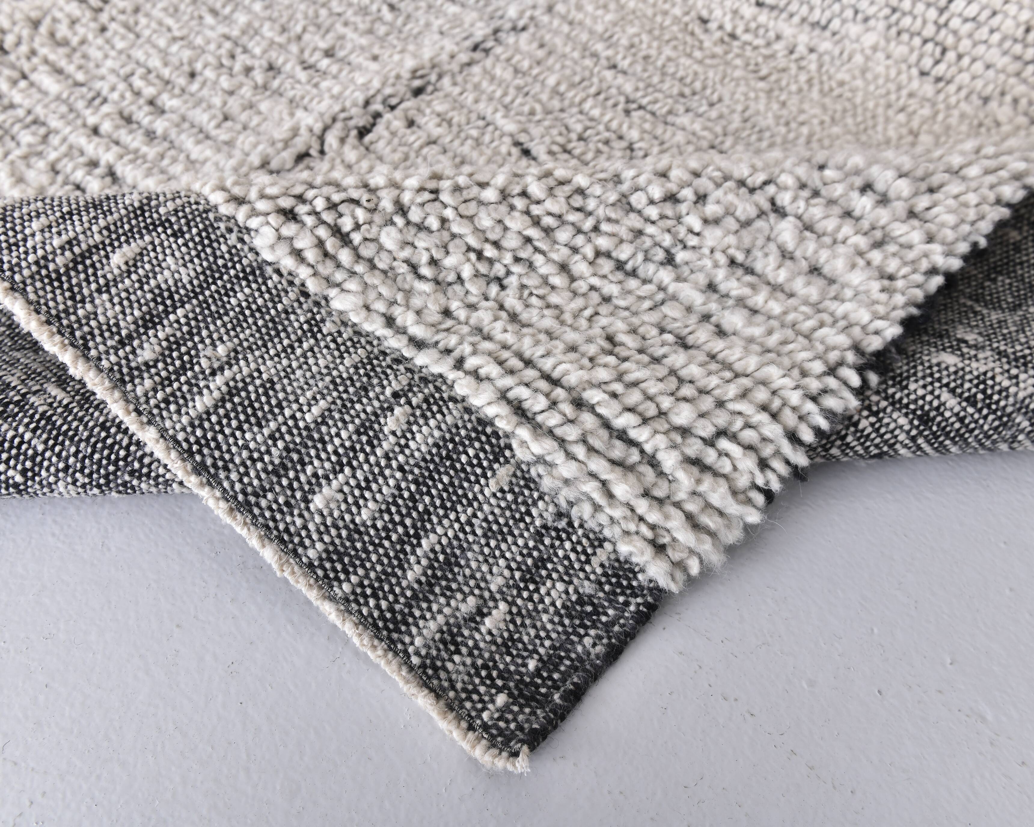 7x10 White & Black Modern Vintage Rug 206x297Cm