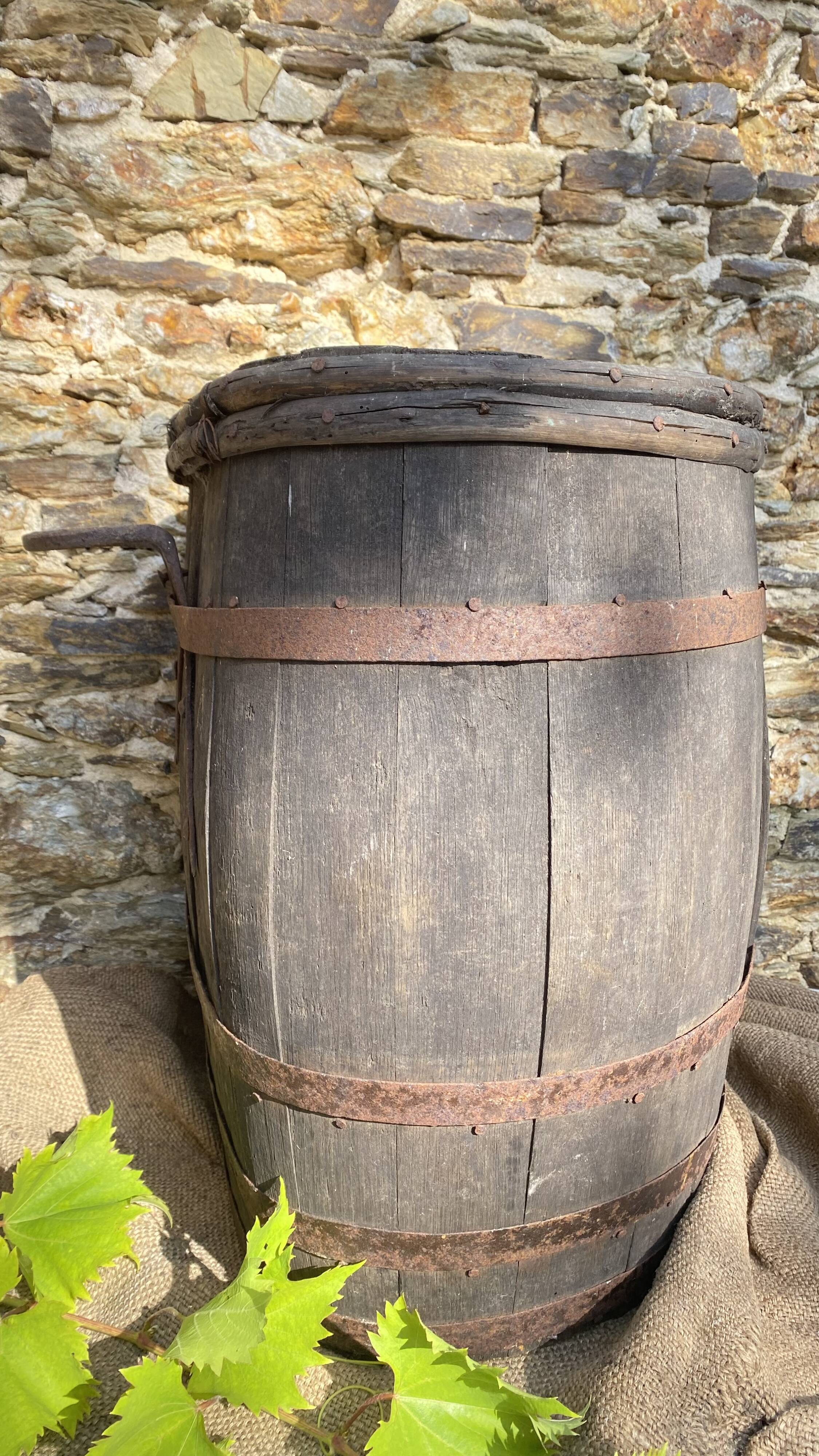 Harvest rack, wooden barrel