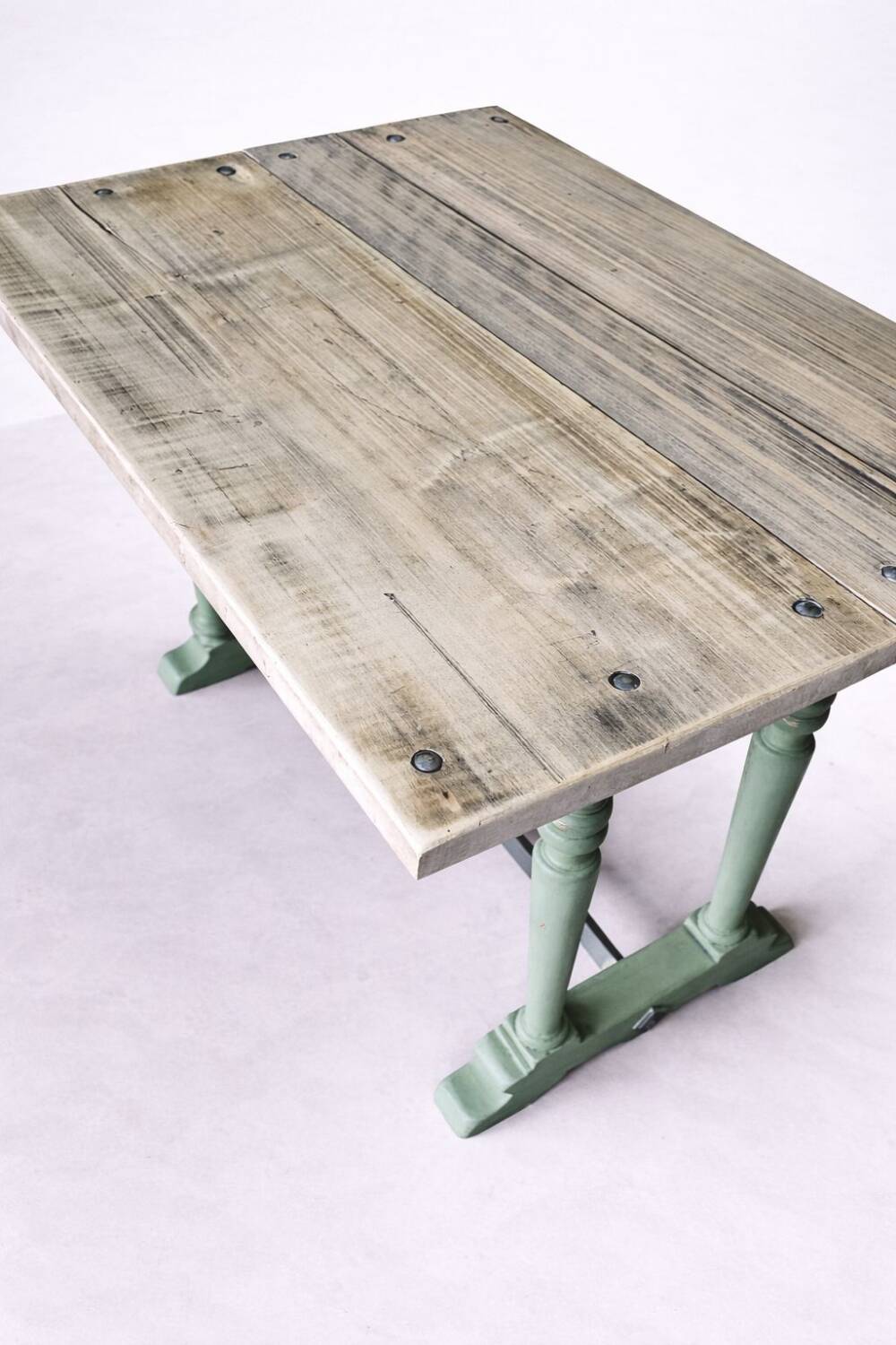 Table ancienne de métier en bois patiné, piètement vert – 105 cm