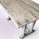 Table ancienne de métier en bois patiné, piètement vert – 105 cm