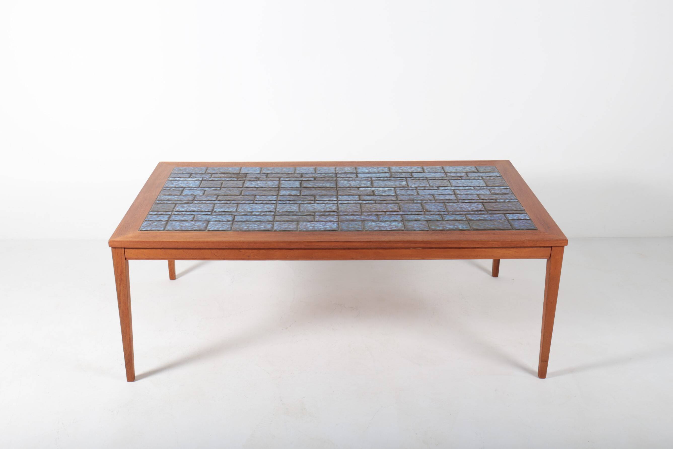 Table basse danoise en teck et céramique bleue