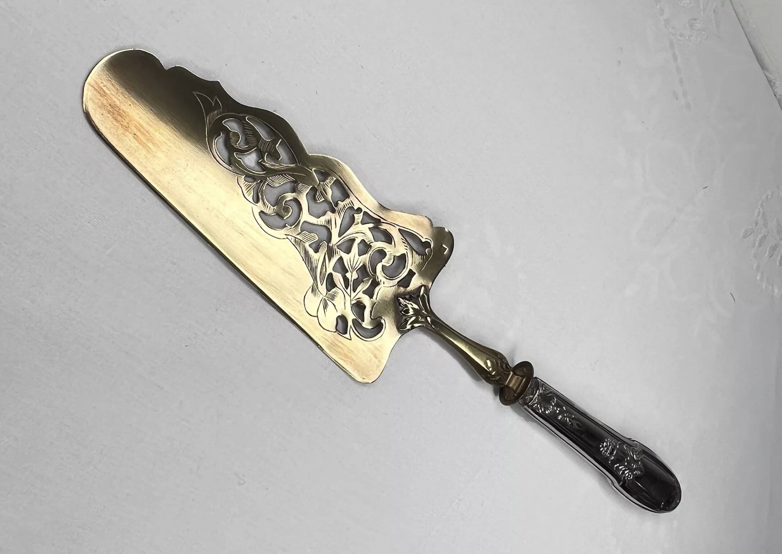 Silver metal pie shovel