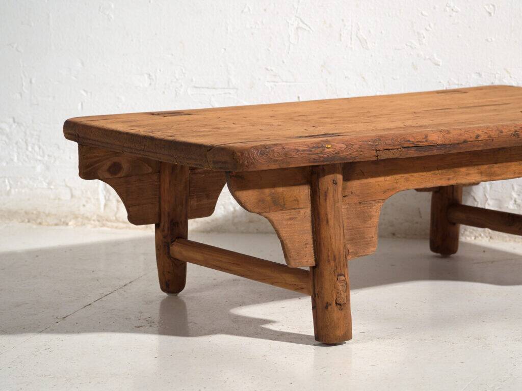 Table basse ancienne en bois de pin – Chine, circa 1930